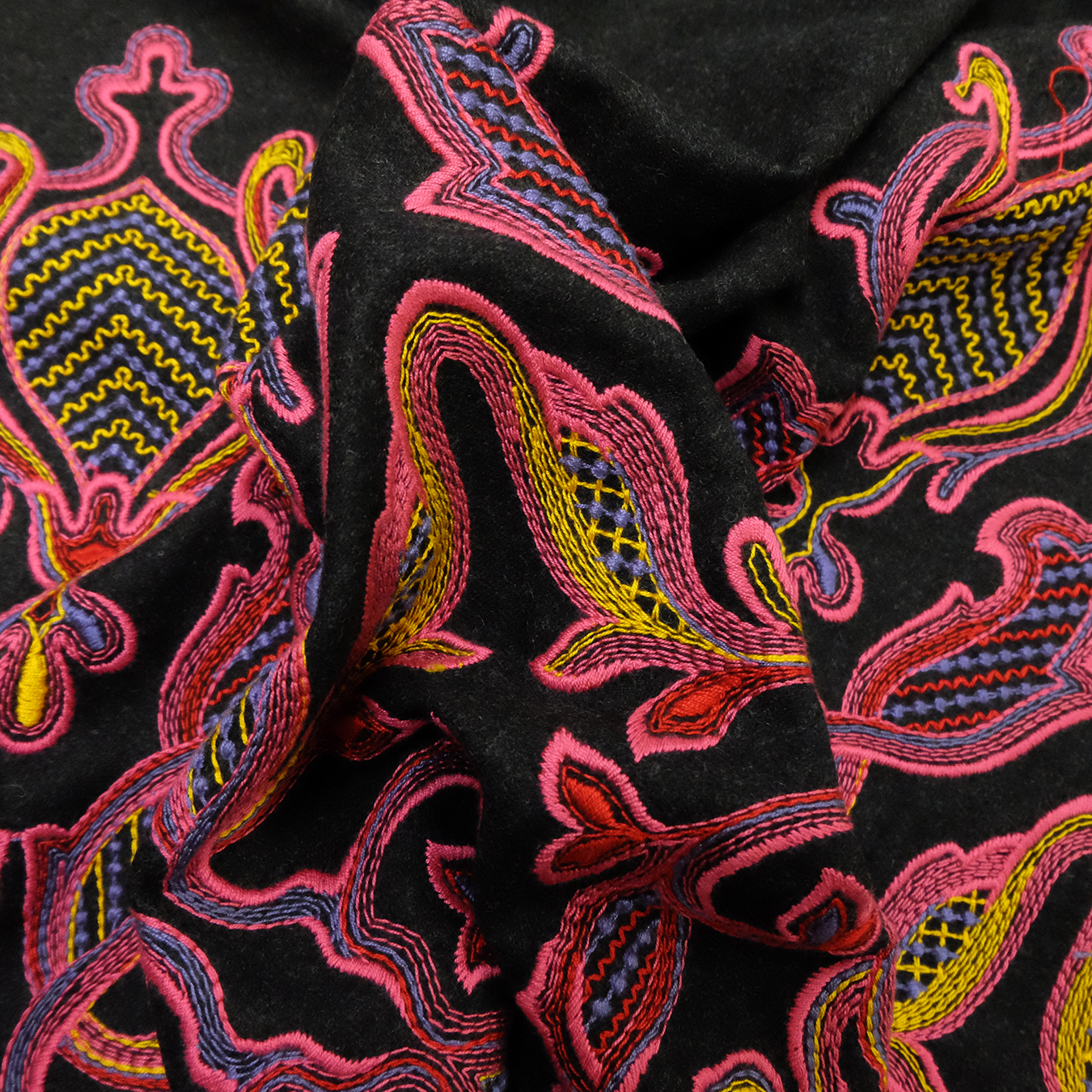 Schurwolle mit bunter Stickereibordüre