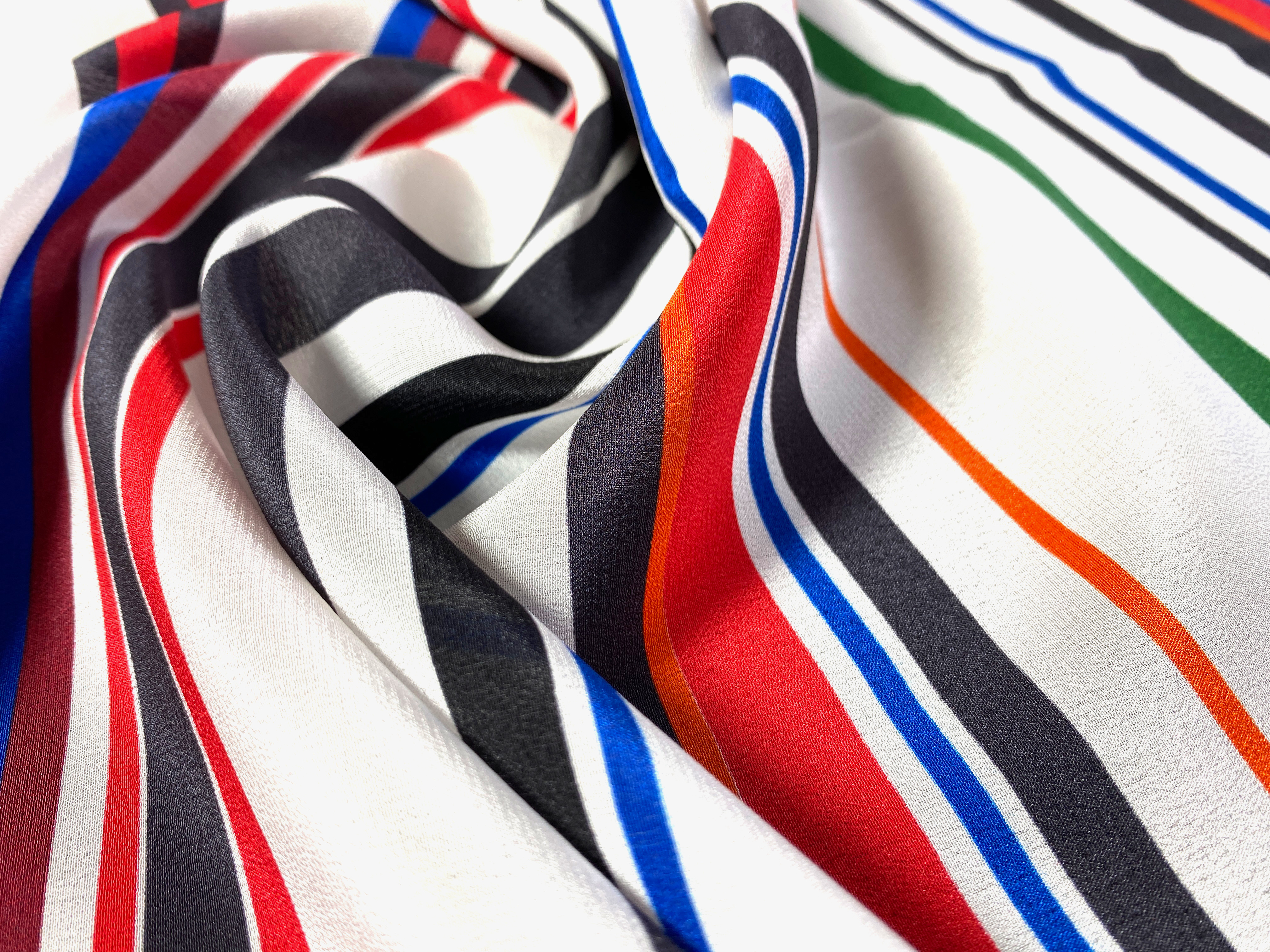 feiner Crepe mit Streifen