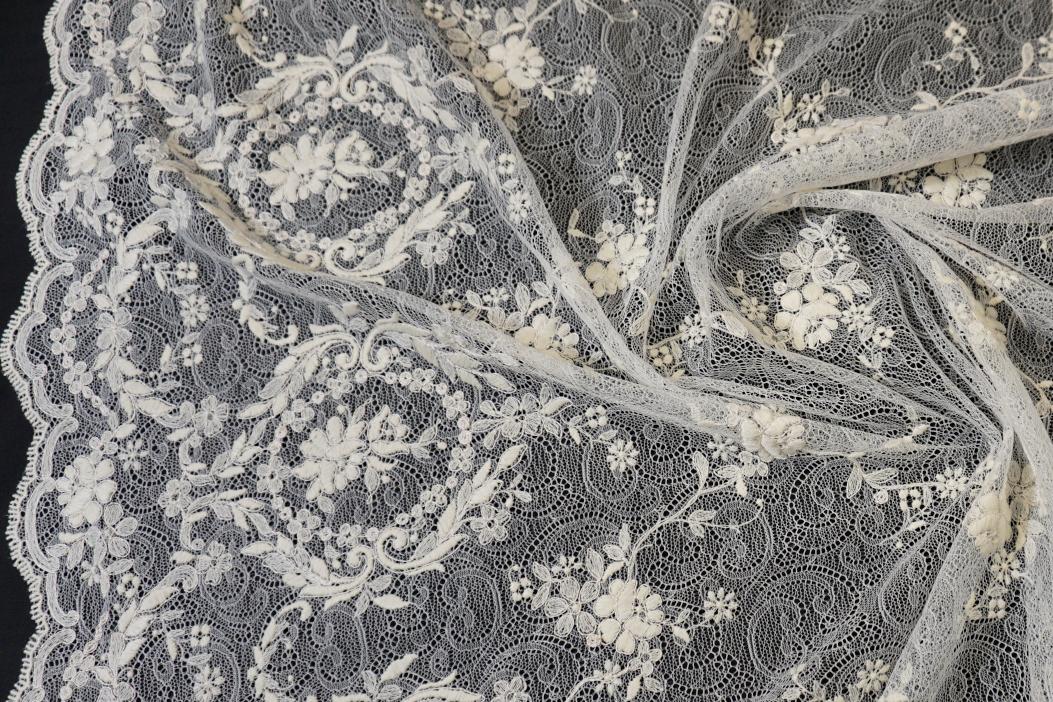 Französische Spitze - Blumen auf Ornamenten