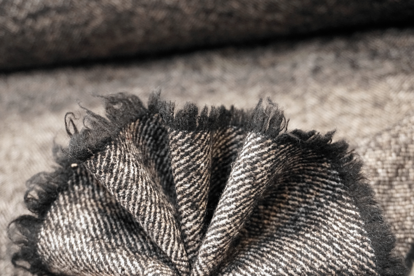 Schurwolle - Fischgrat schwarz-beige meliert