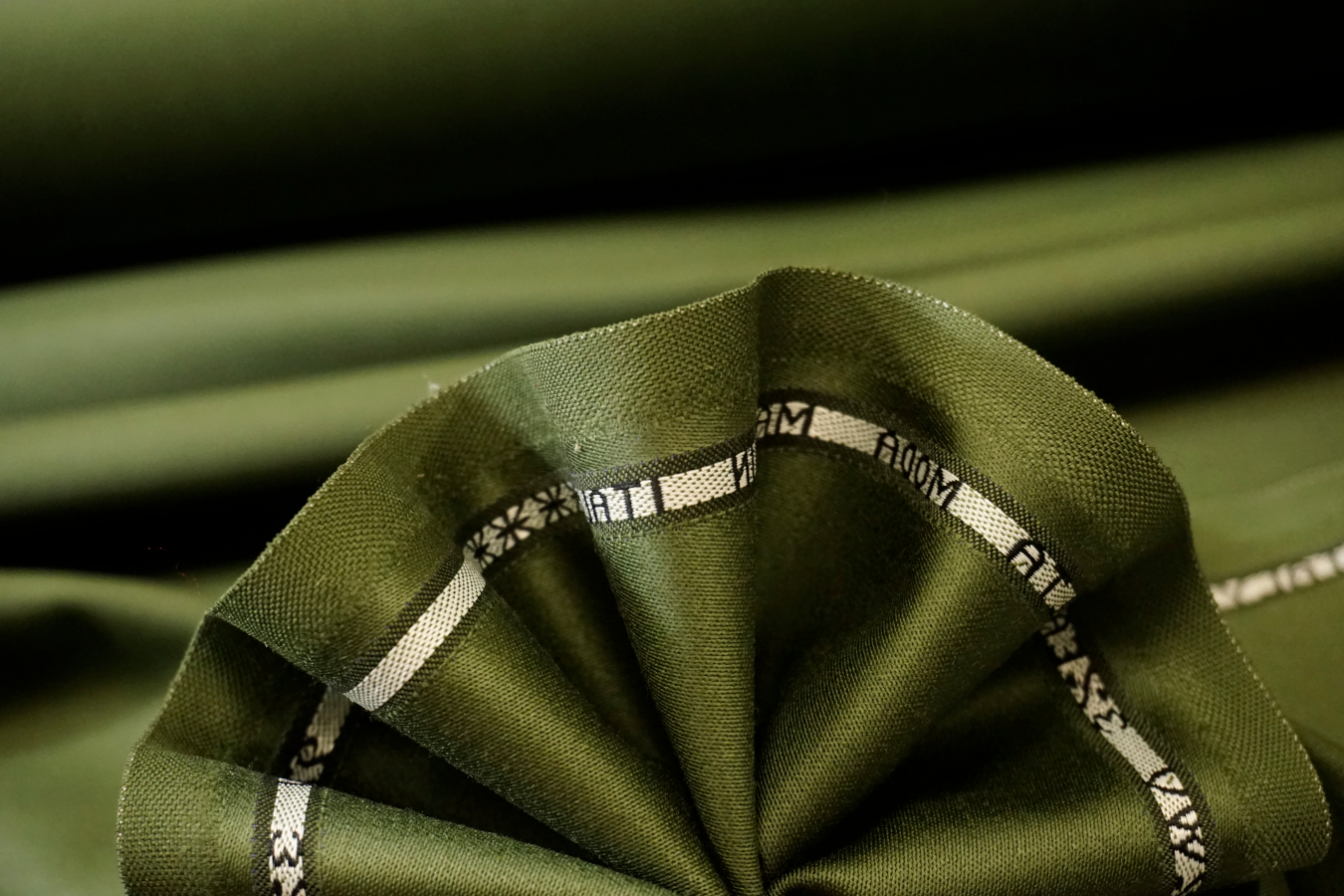 Satinierter Schurwollstretch - oliv