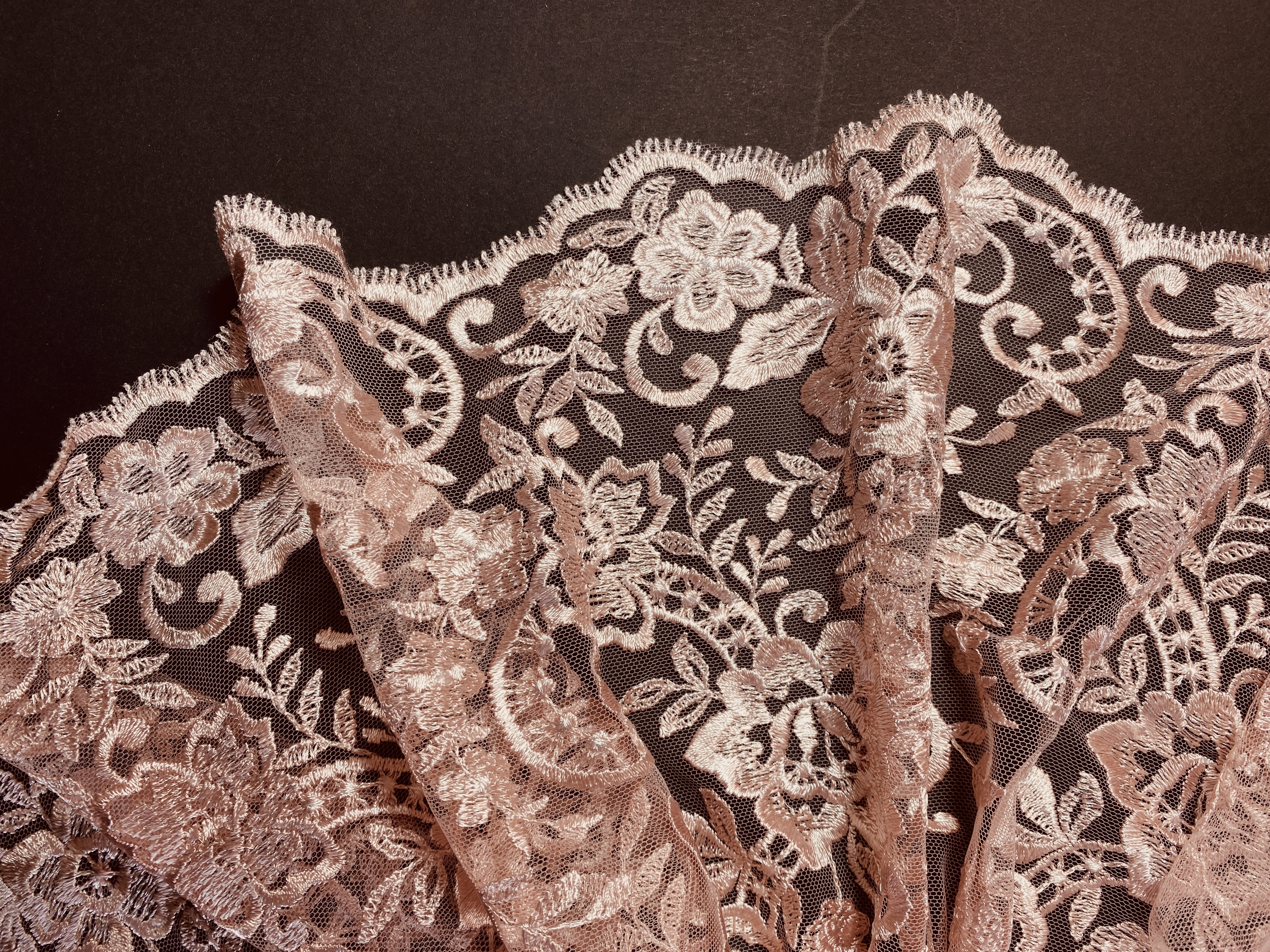 florale Spitze - zart rose
