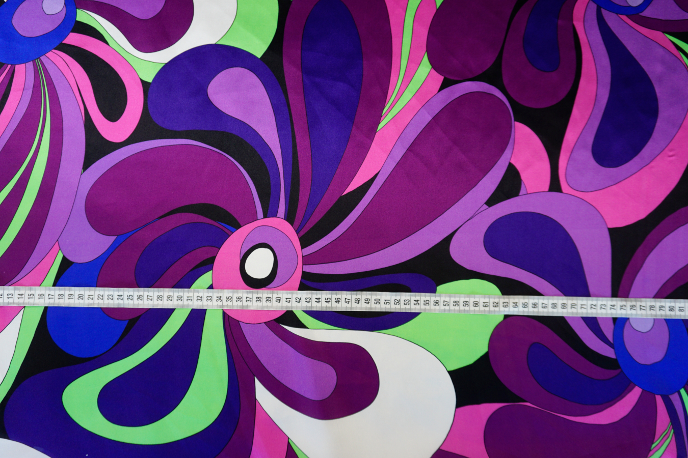 Seidensatin - 70er-Blumen, lila