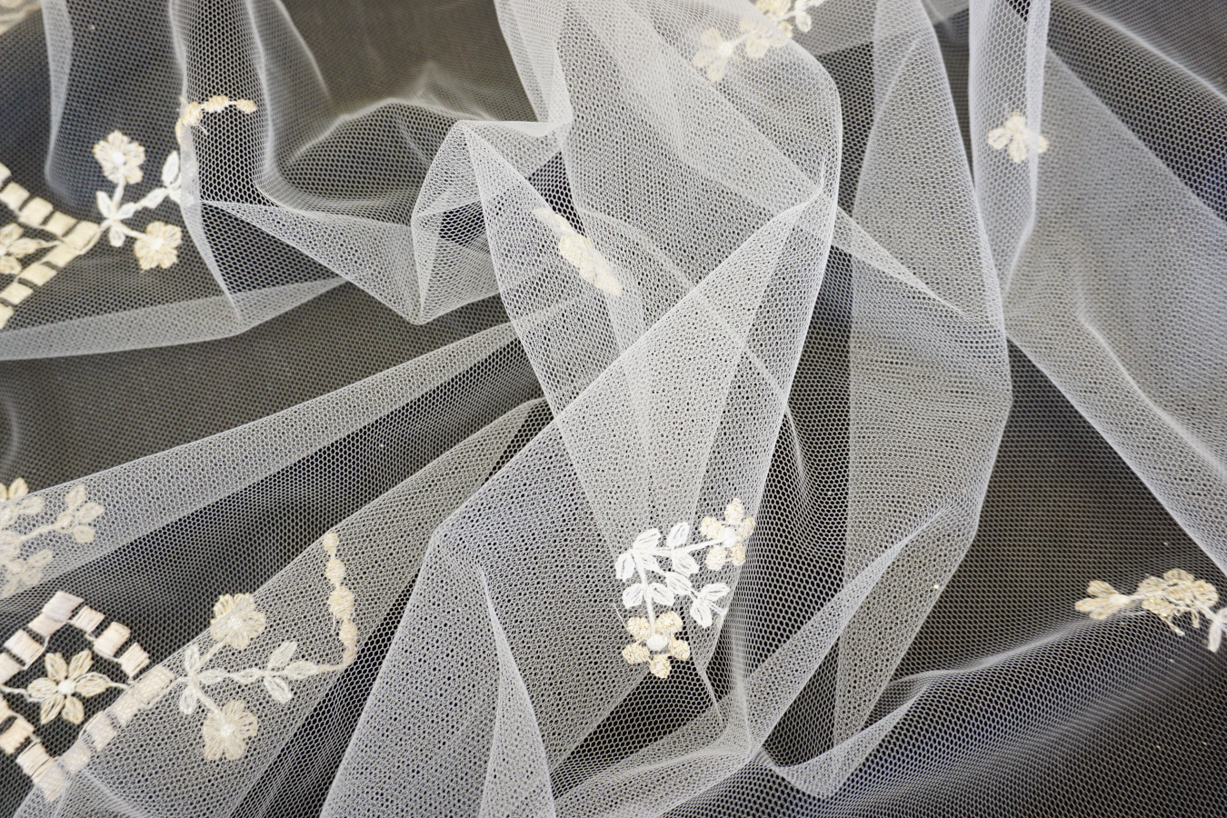 Französische Spitze - geometrisch mit Goldfaden