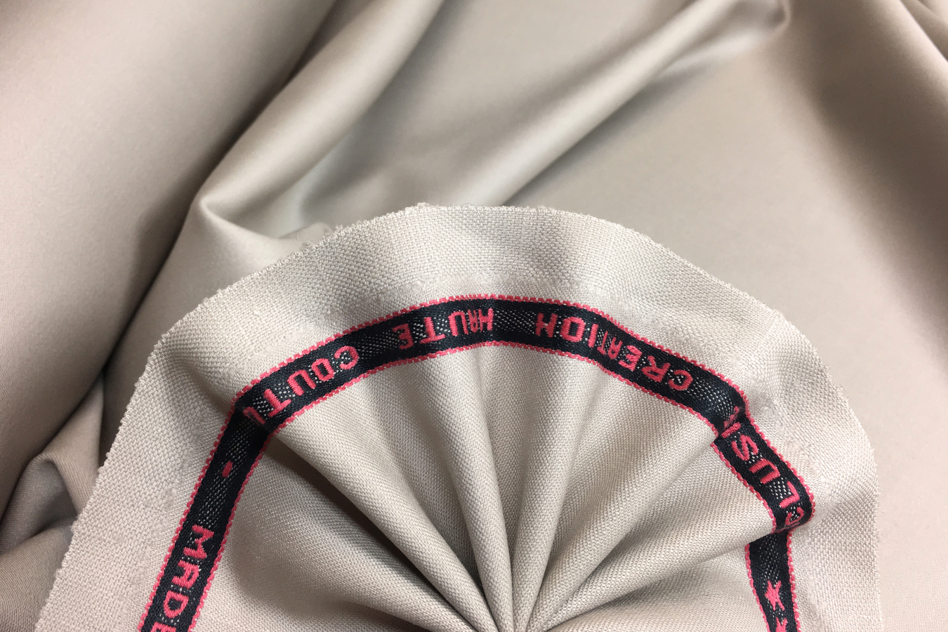 Elastischer Wollsatin - graubeige