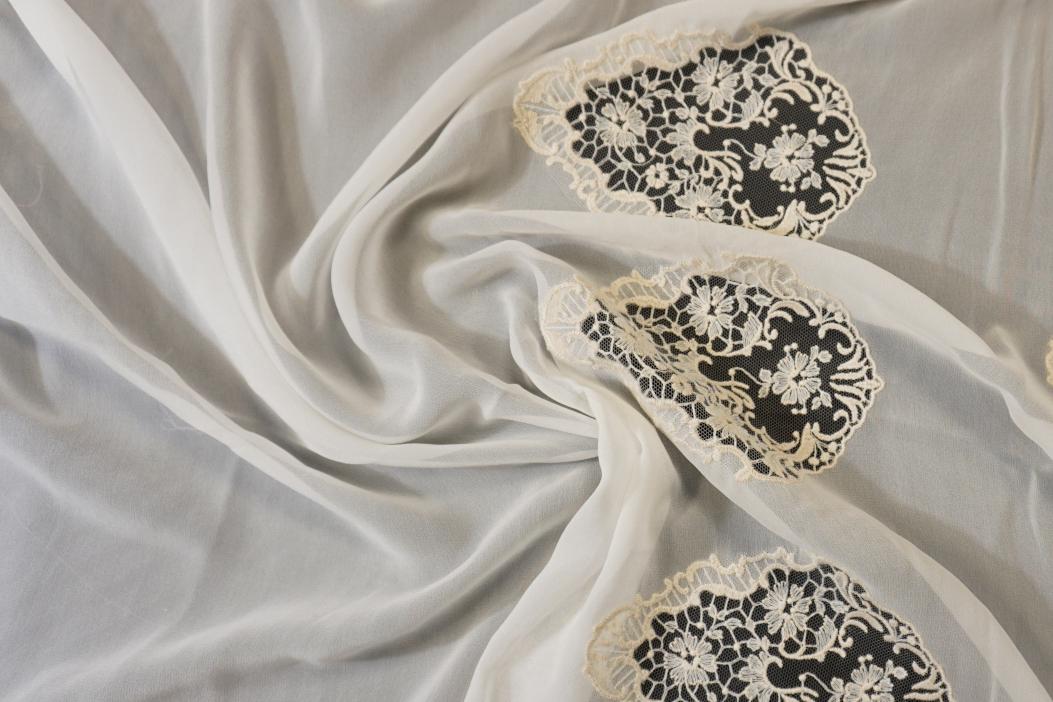 Seidencrepe mit Spitzeneinsätzen