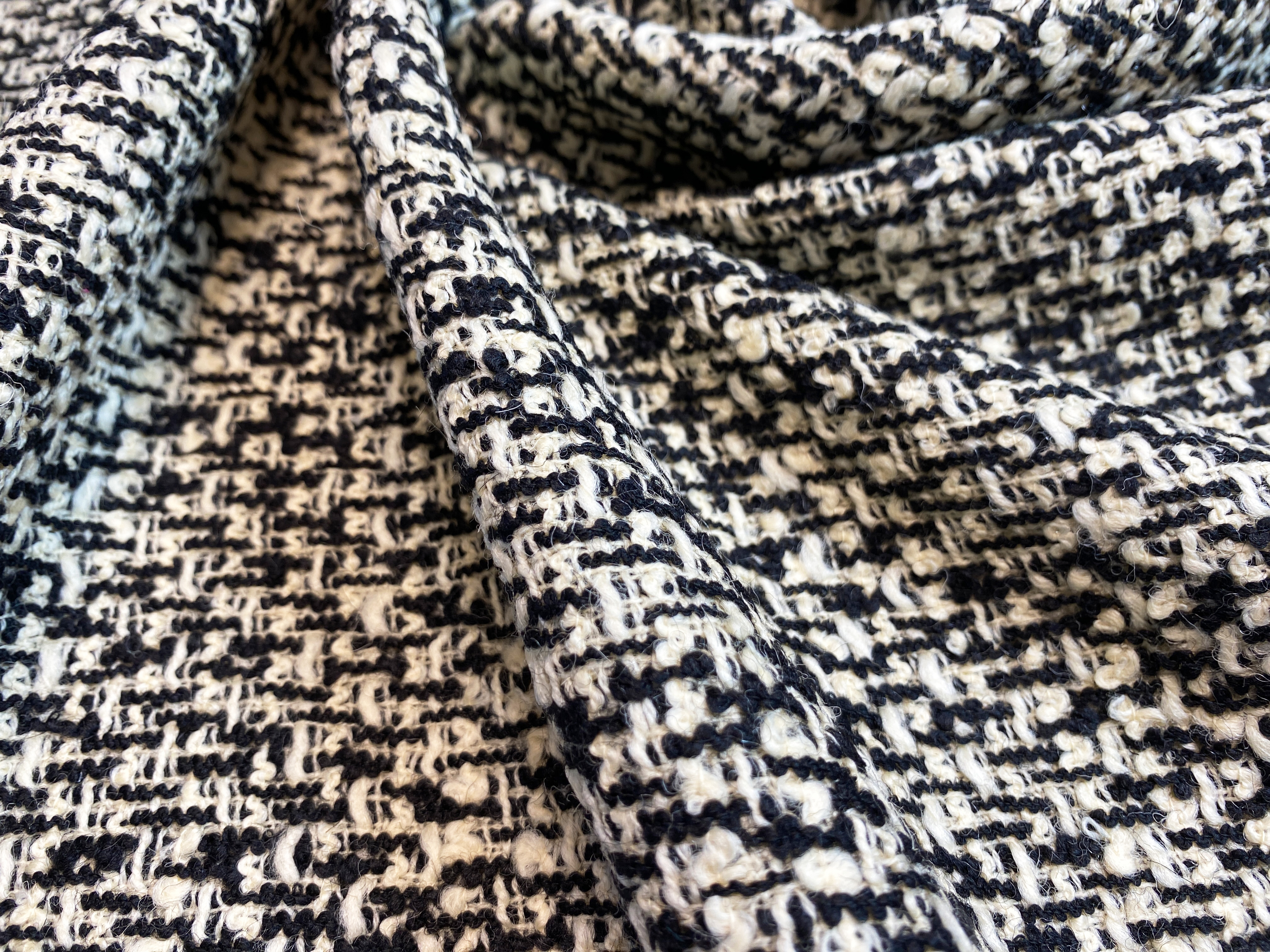 Bouclé schwarz-creme