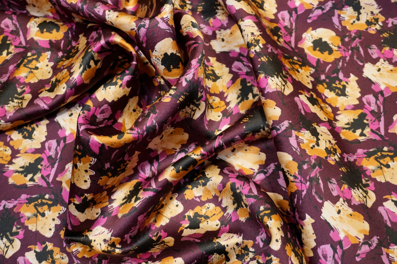 Seidensatin - gelbe Blüten auf lila