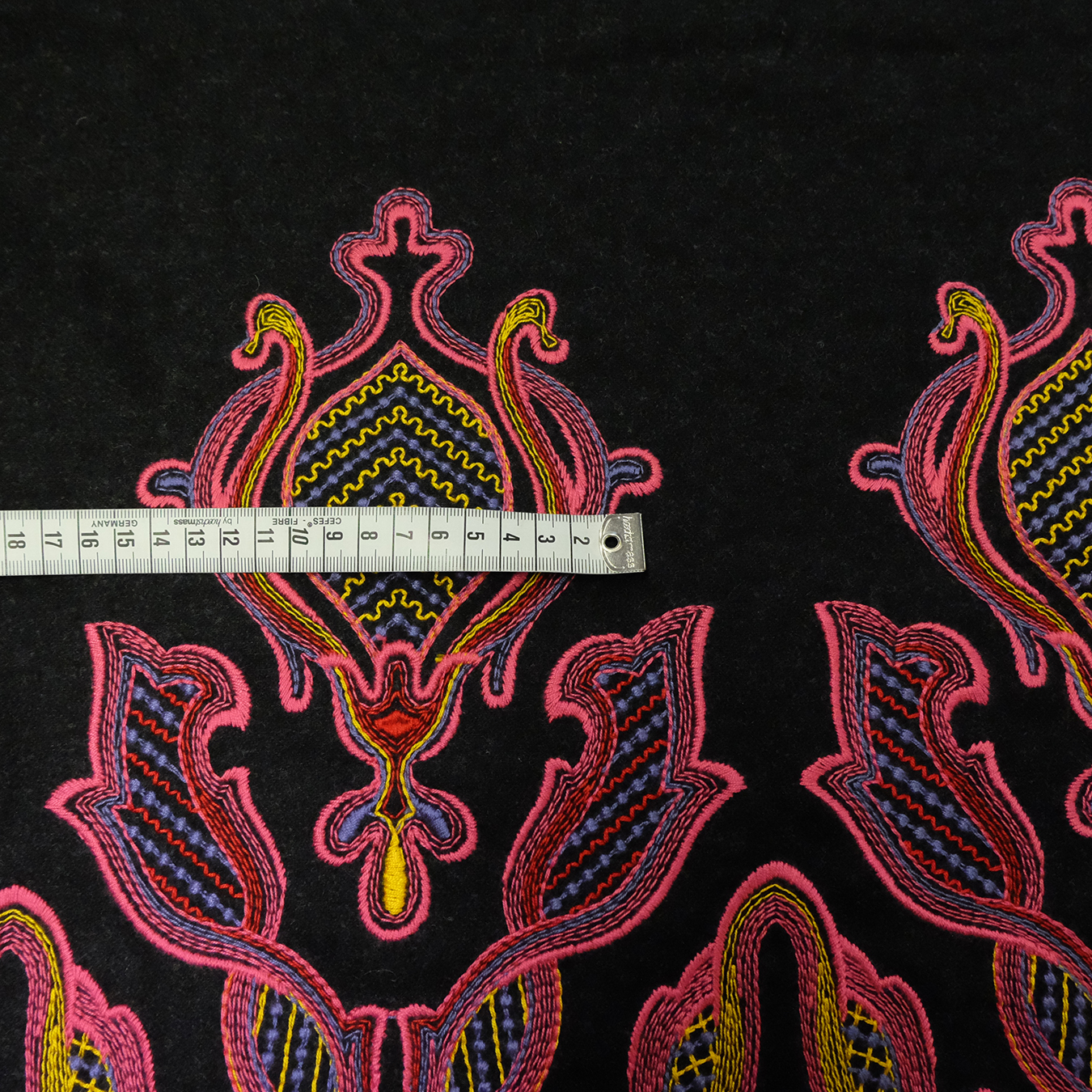 Schurwolle mit bunter Stickereibordüre