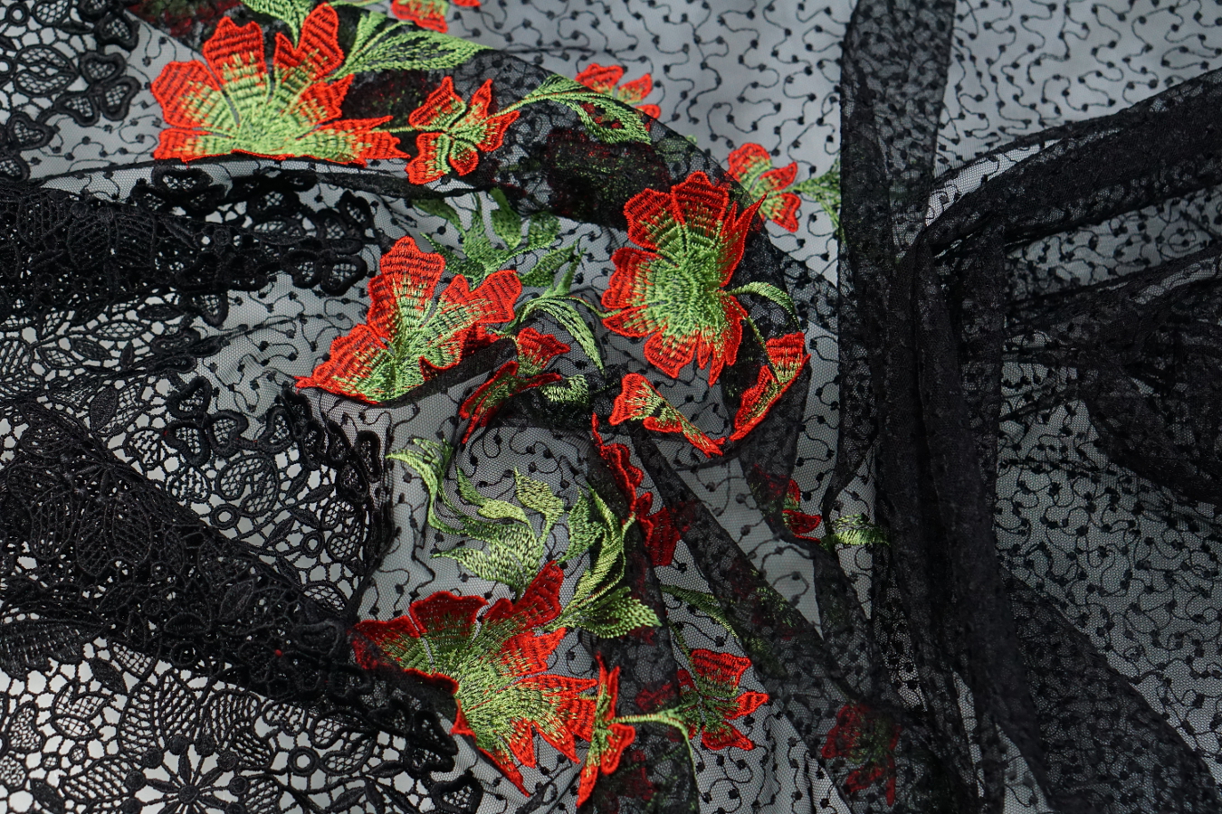 Bestickter Tüll mit Spitzenkante