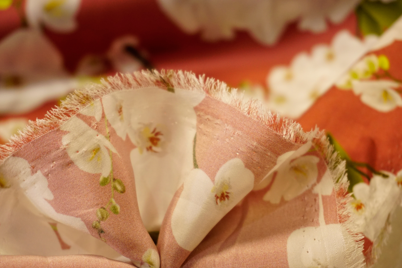 Seidensatin - Blumen auf rotbraun