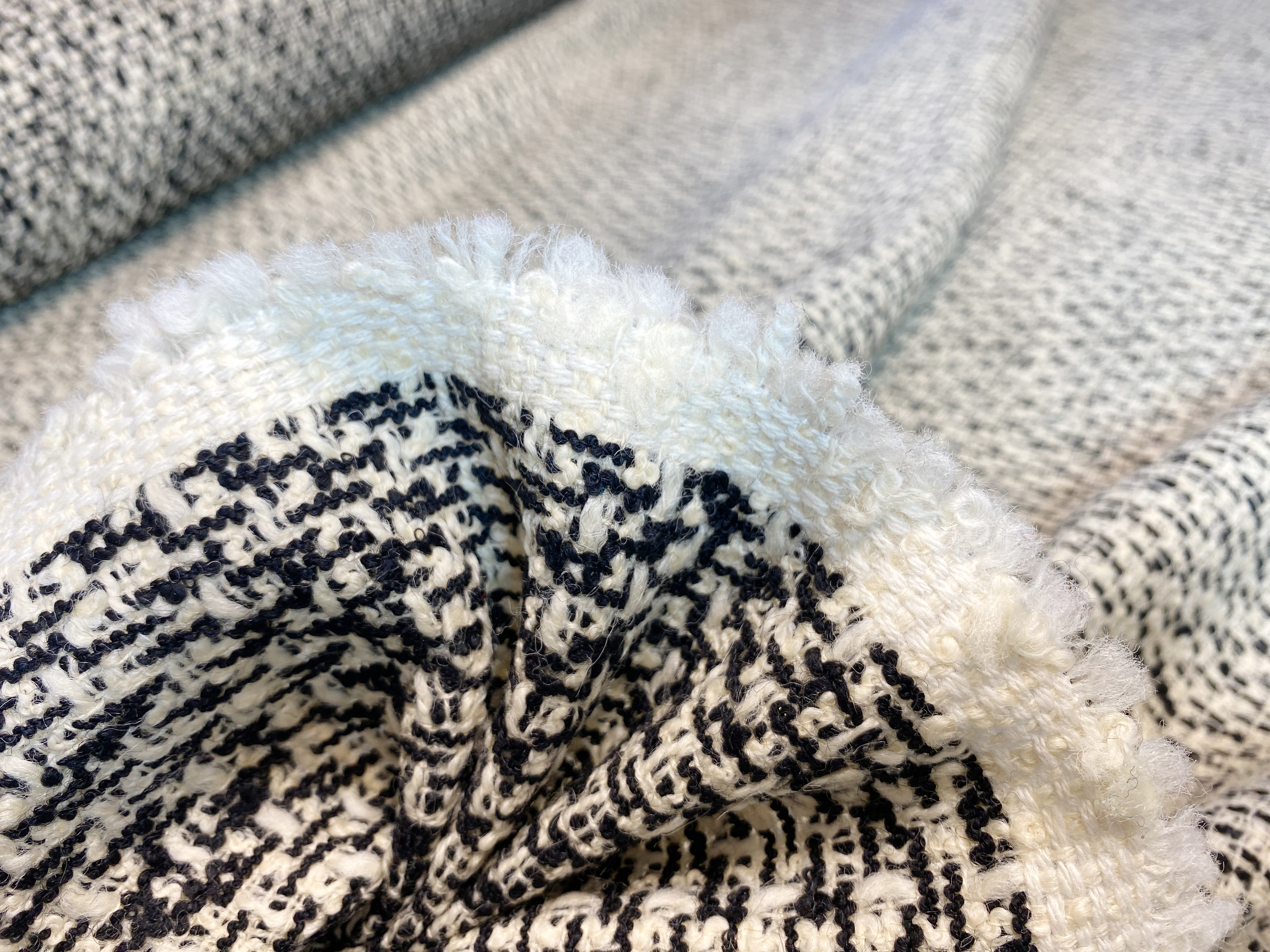 Bouclé schwarz-creme