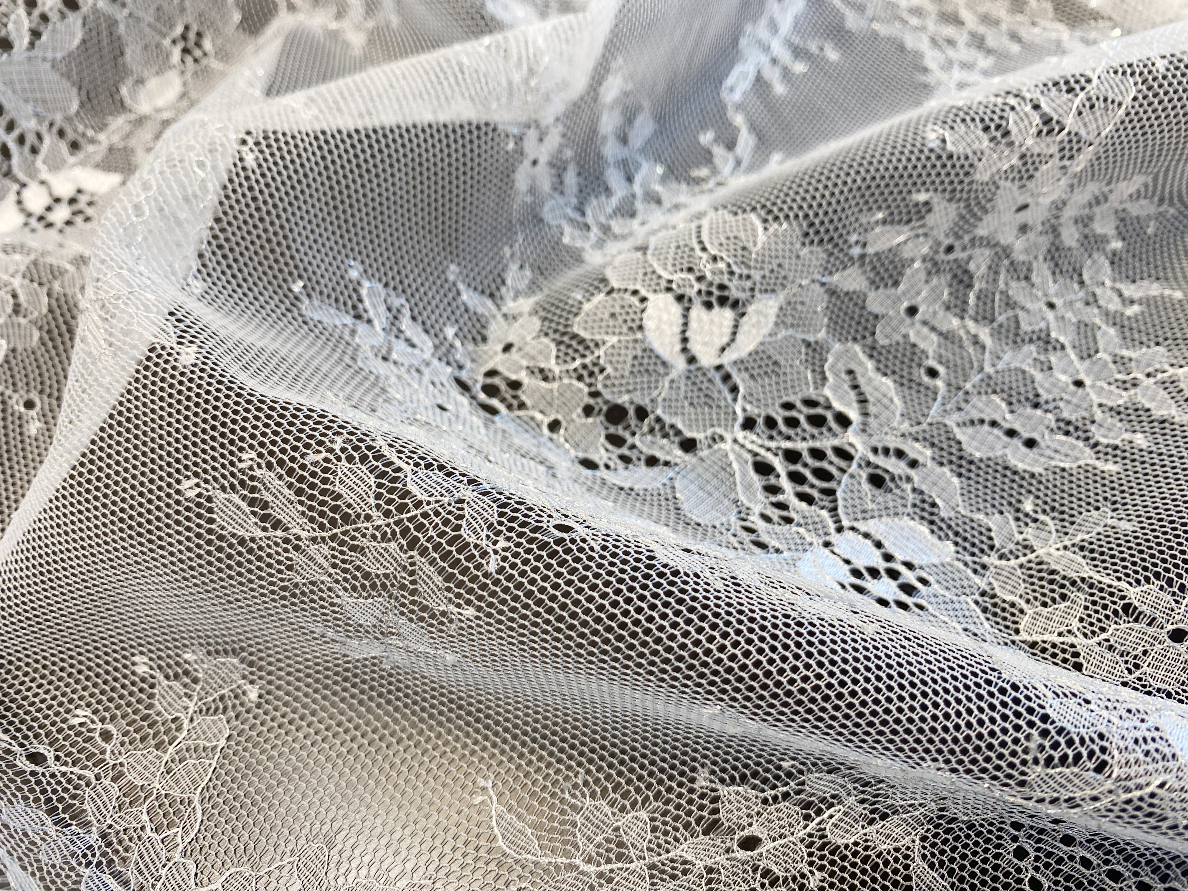 Chantillyspitze mit Silberglitzer