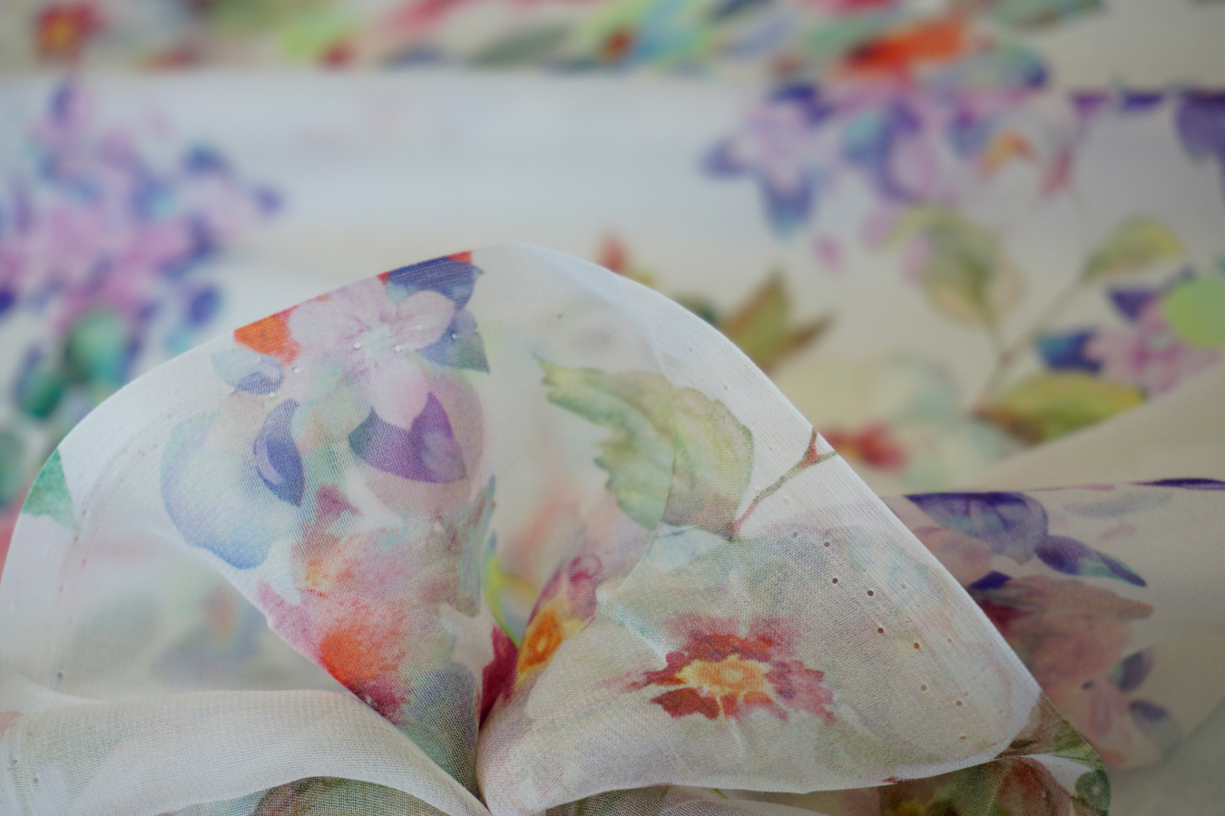 Seidenchiffon - Blüten auf weiß