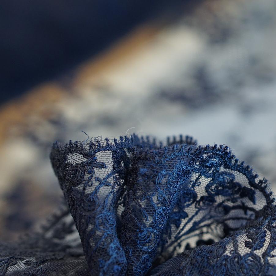 Florale Spitze - nachtblau