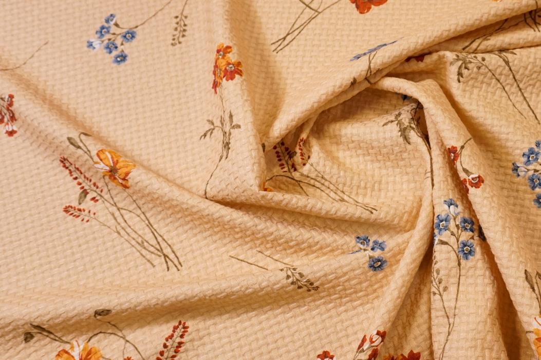 Sommerliche Kostümware mit Struktur