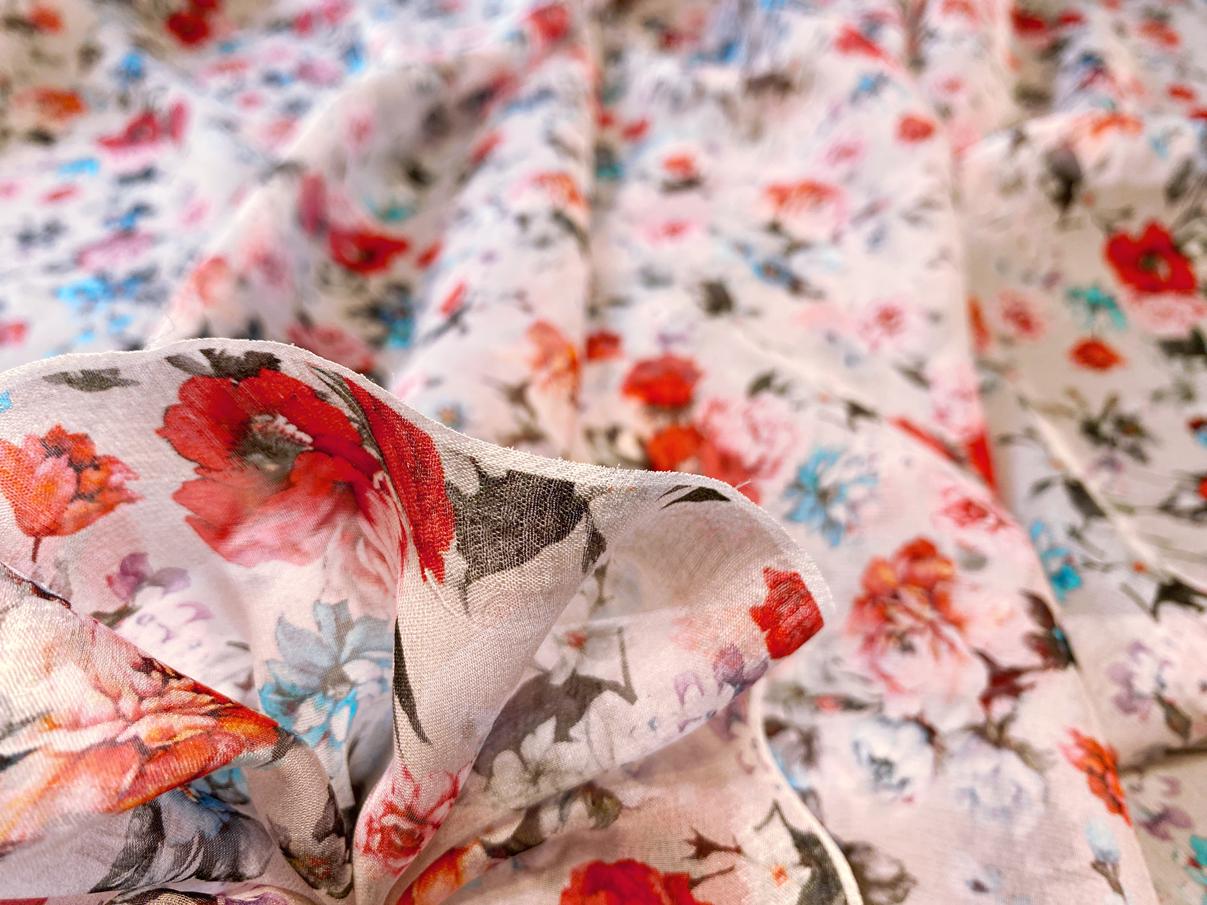 Chiffon Blumen auf hellgrau