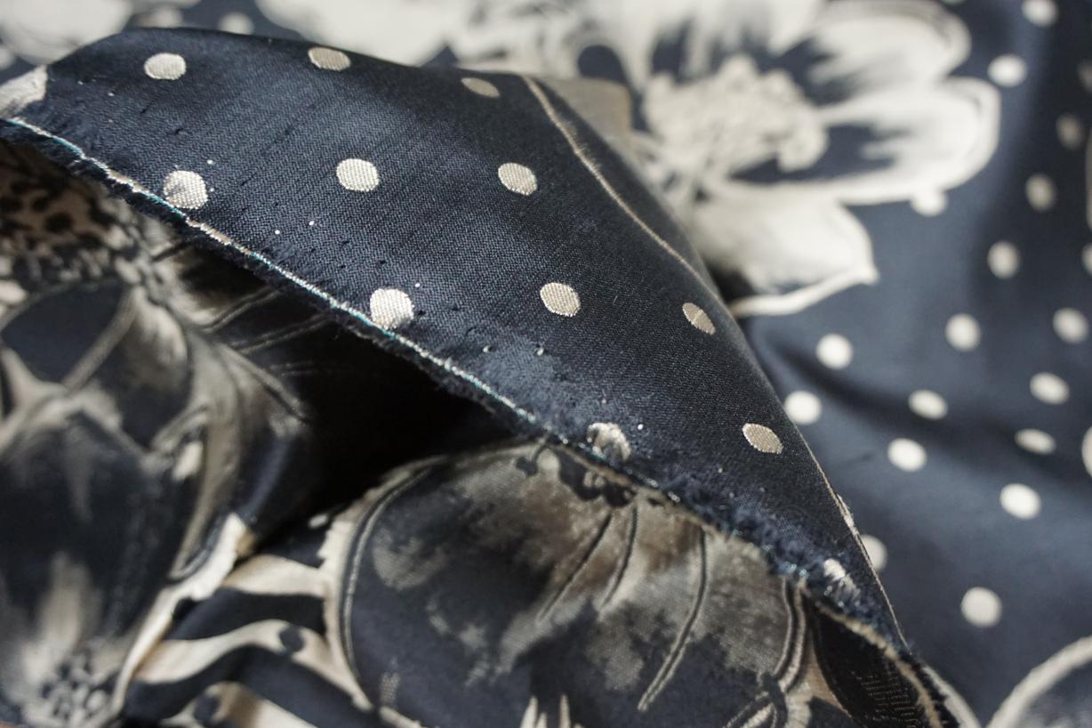 Seide - floral mit Punkten