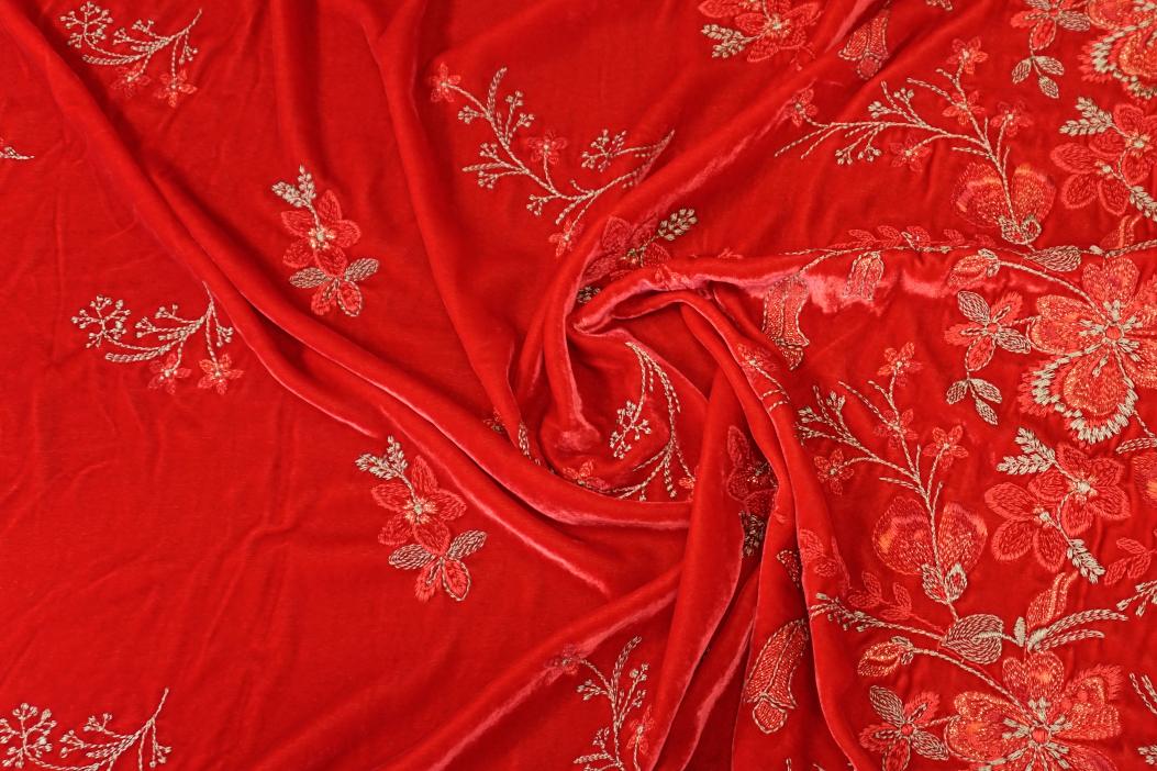 Bestickter Seidensamt - rot mit Blüten