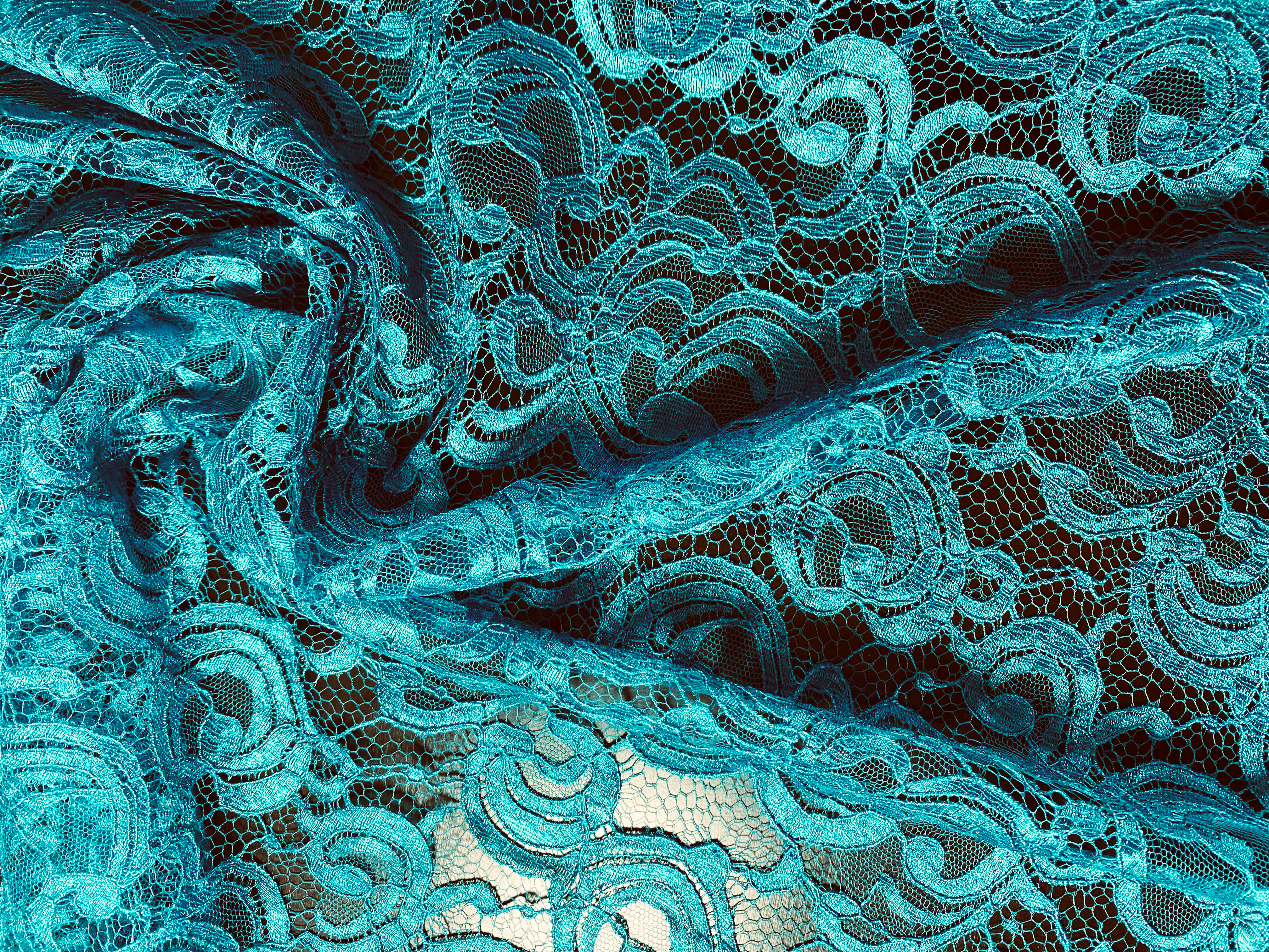 Spitze mit Rankenmuster türkisblau