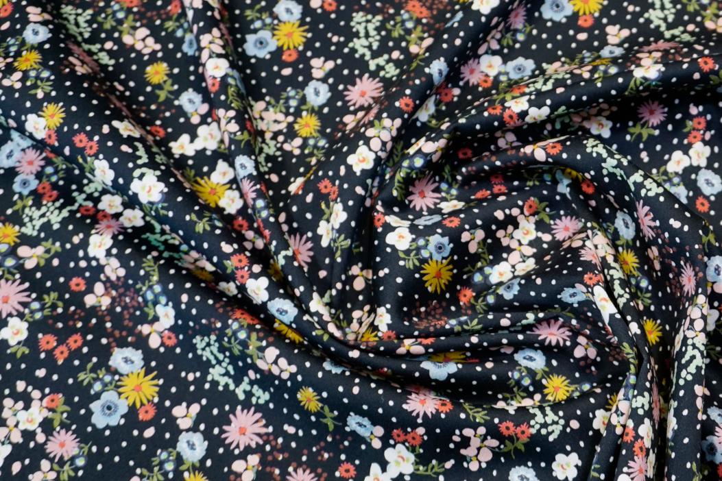 Baumwolle schwarz mit buntem Blütendruck