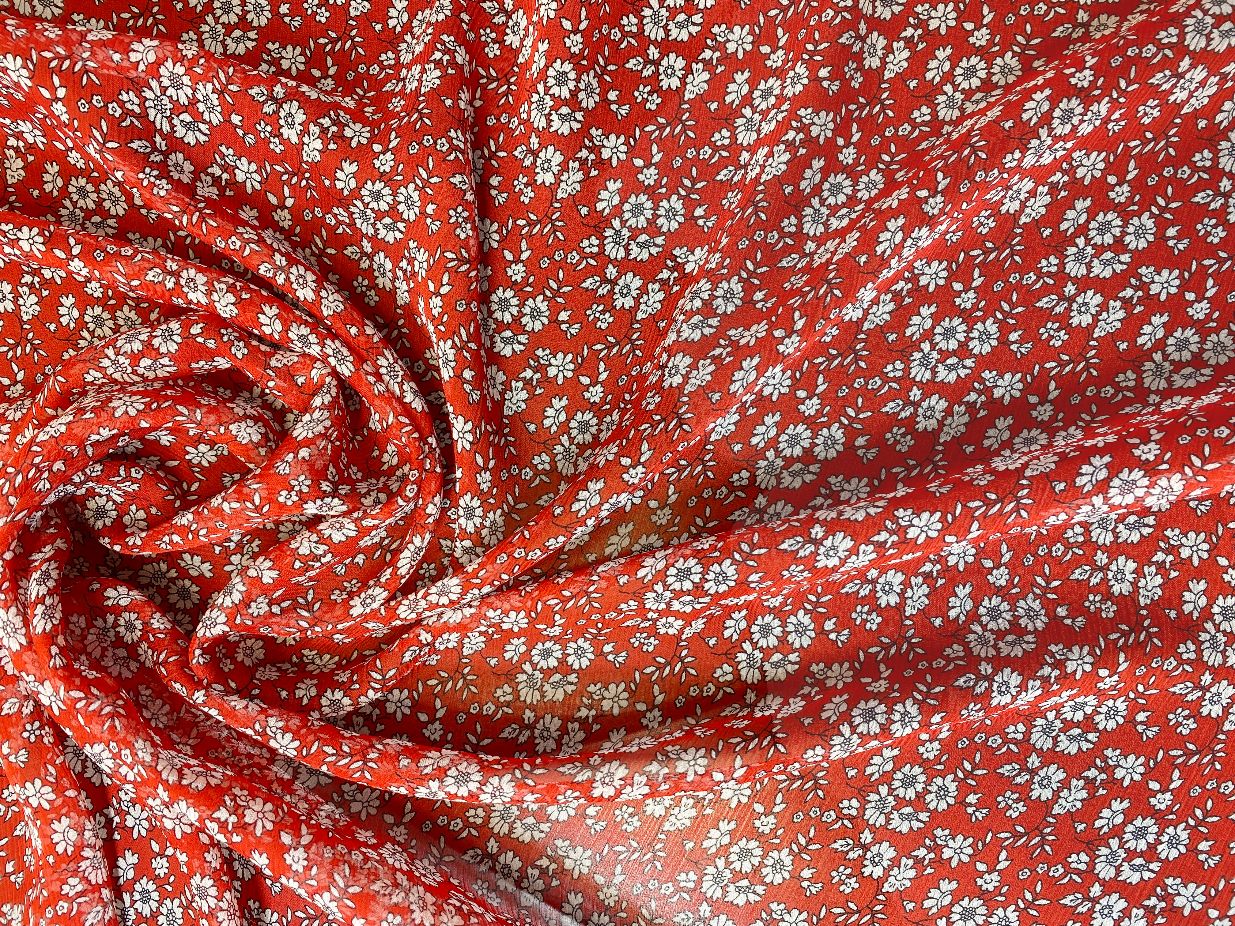 Chiffon mit kleinen weißen Blumen