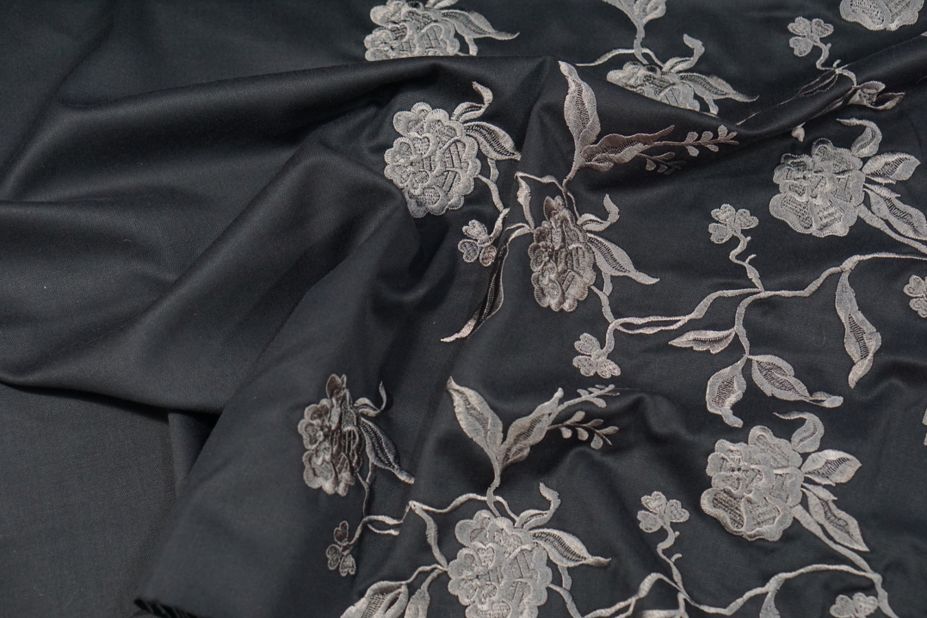 Schurwolle - Bordürenstickerei Grautöne