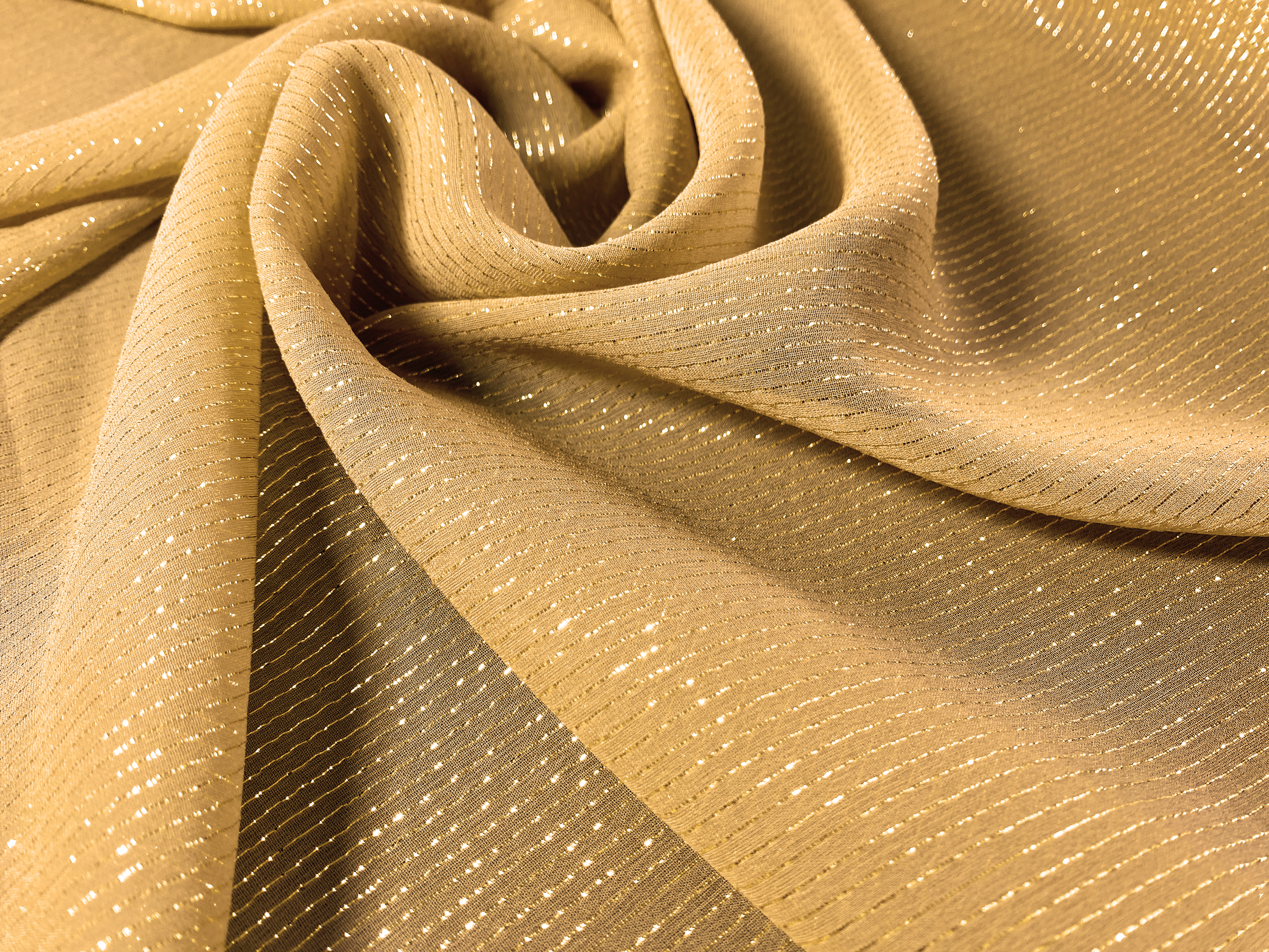 Seidencrepe mit goldenen Streifen