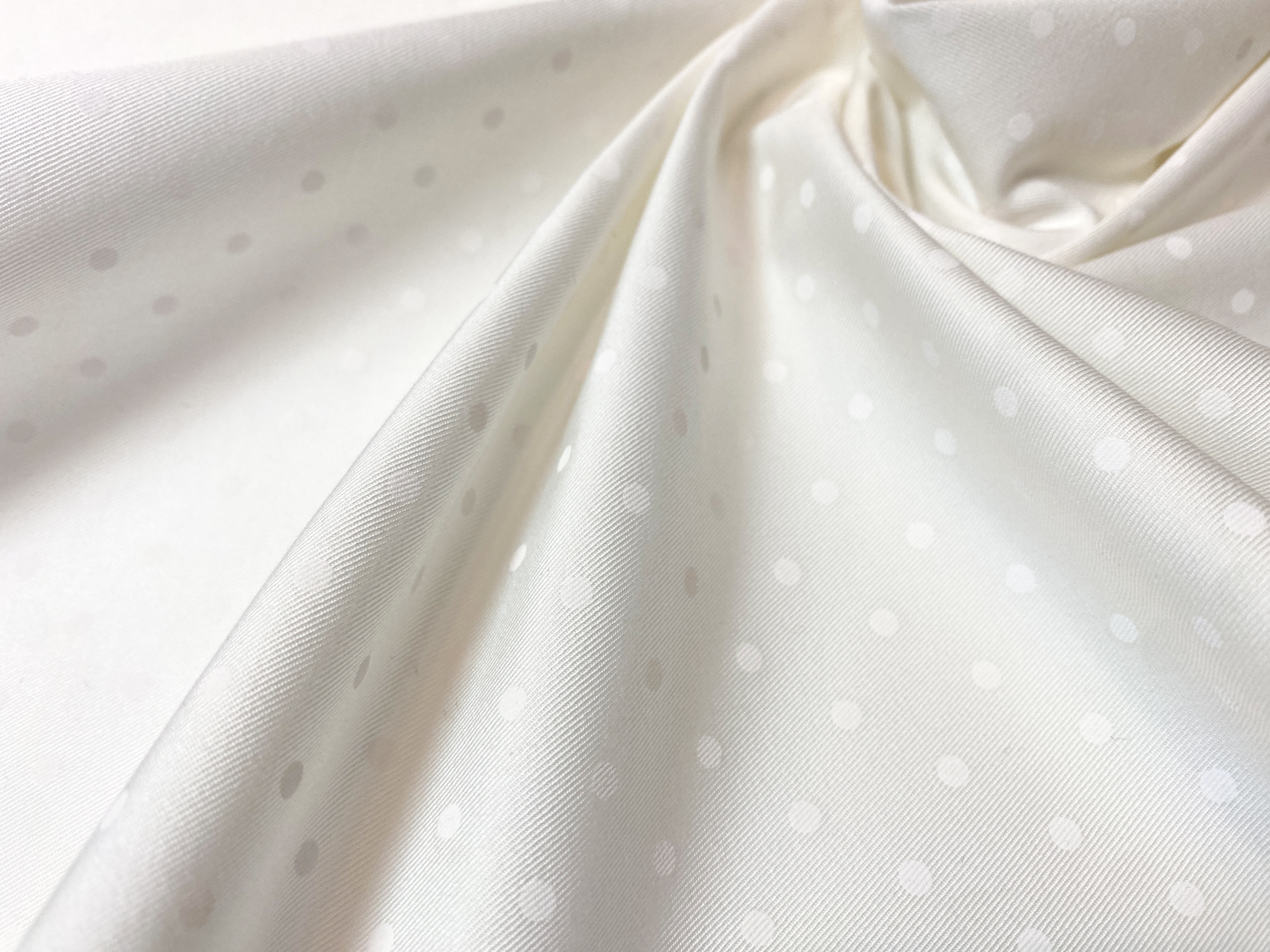 Baumwolle ecru mit weißen Punkten