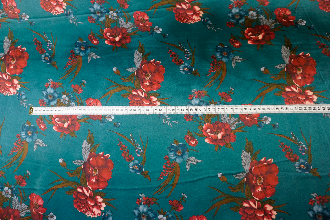 Seidensatin - rote Blüten auf petrol