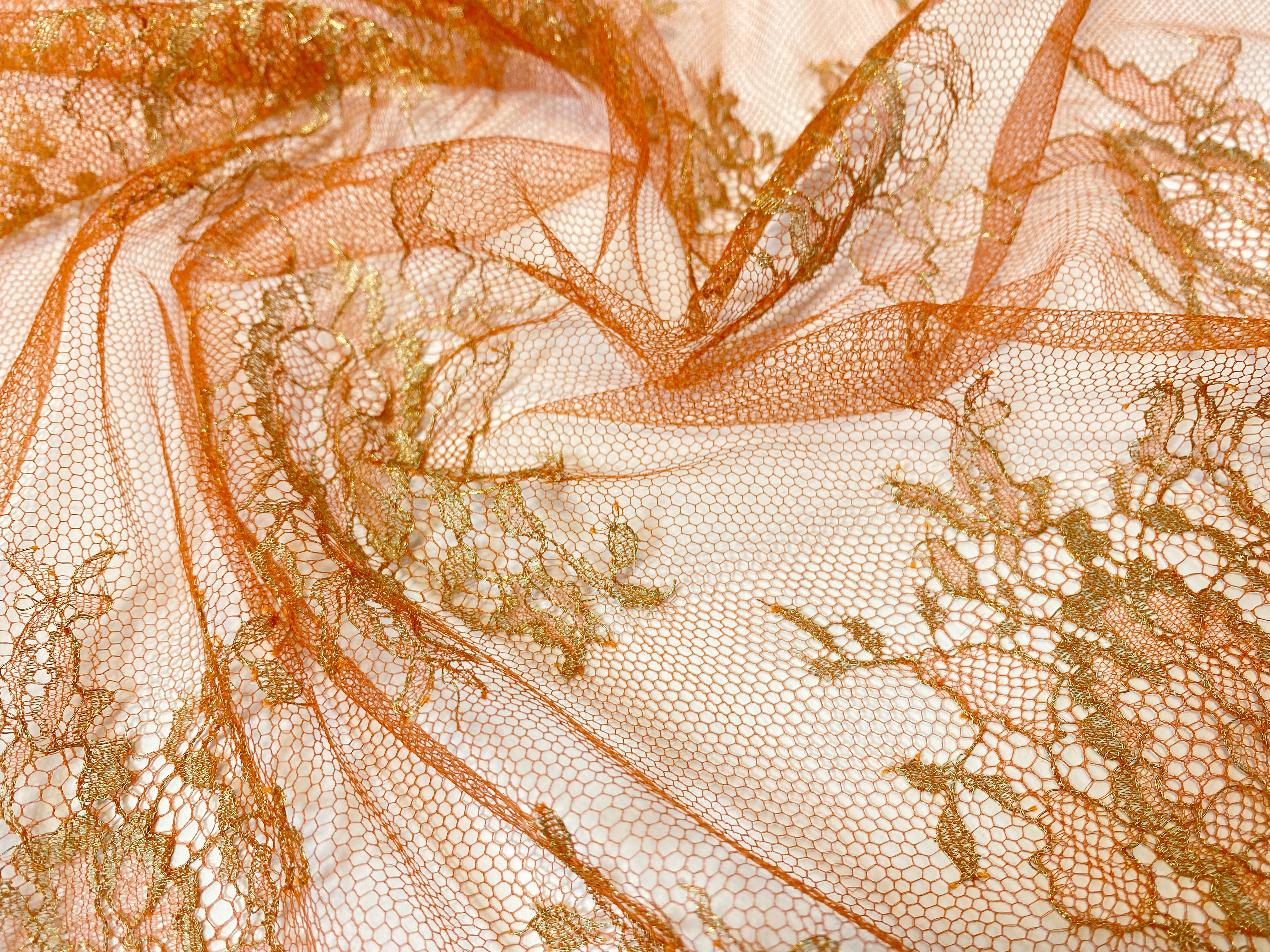 Tüllspitze mit Goldfaden