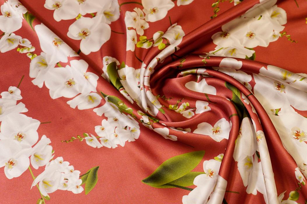 Seidensatin - Blumen auf rotbraun