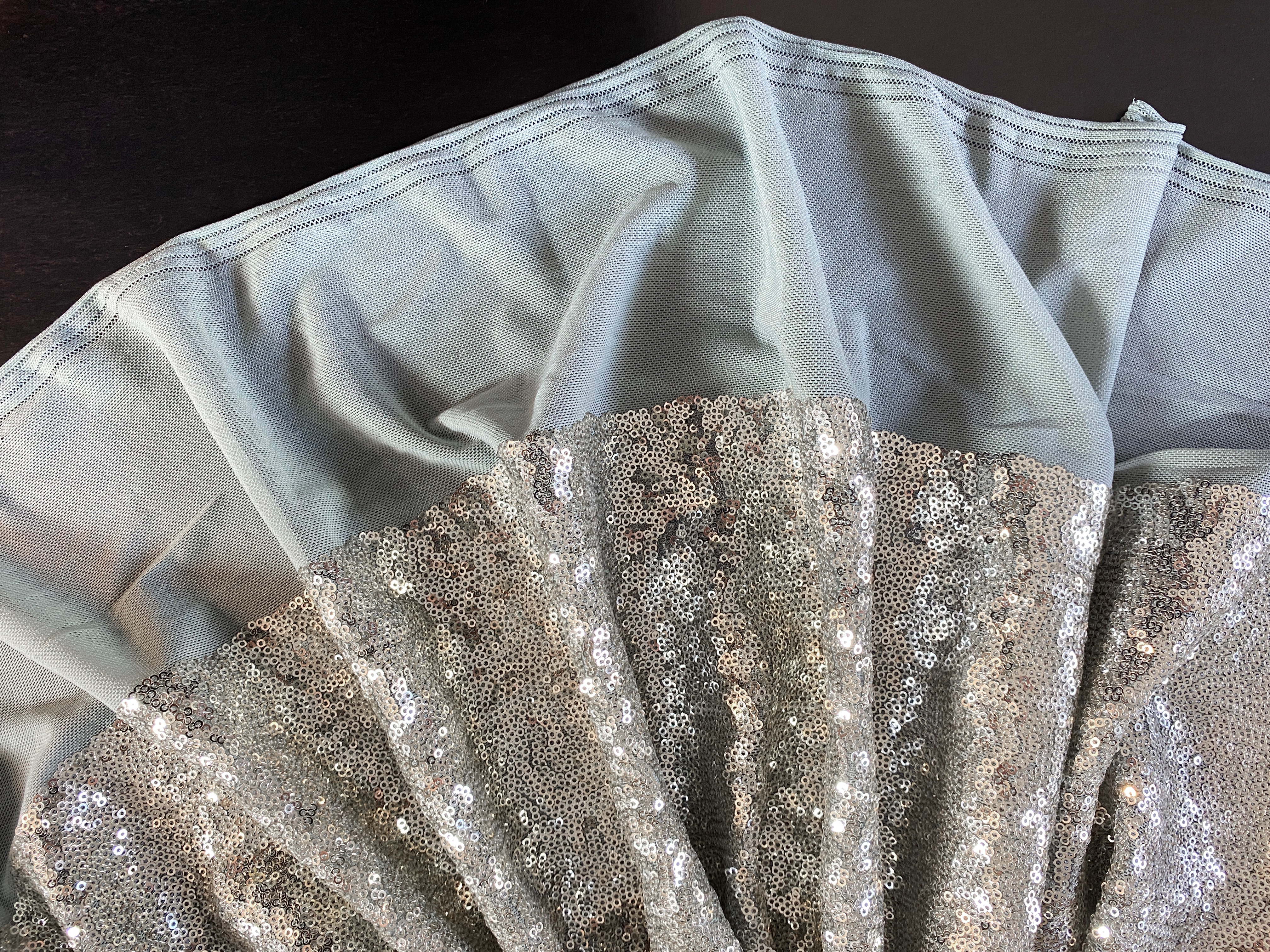 Elastik-Tüll mit Minipailletten silber