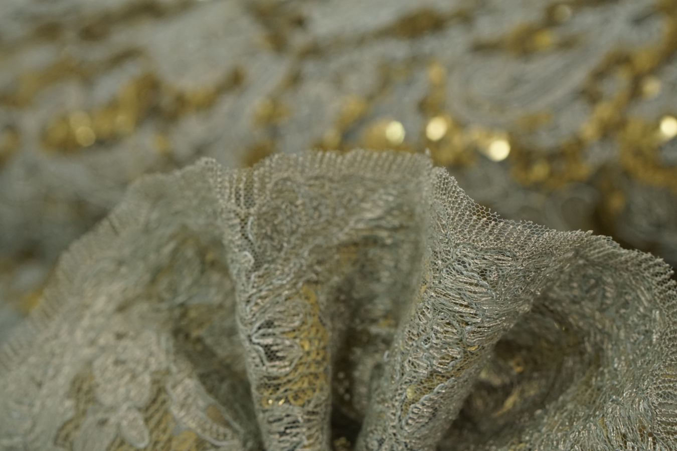 Gimpenspitze mit Pailletten - mint/gold