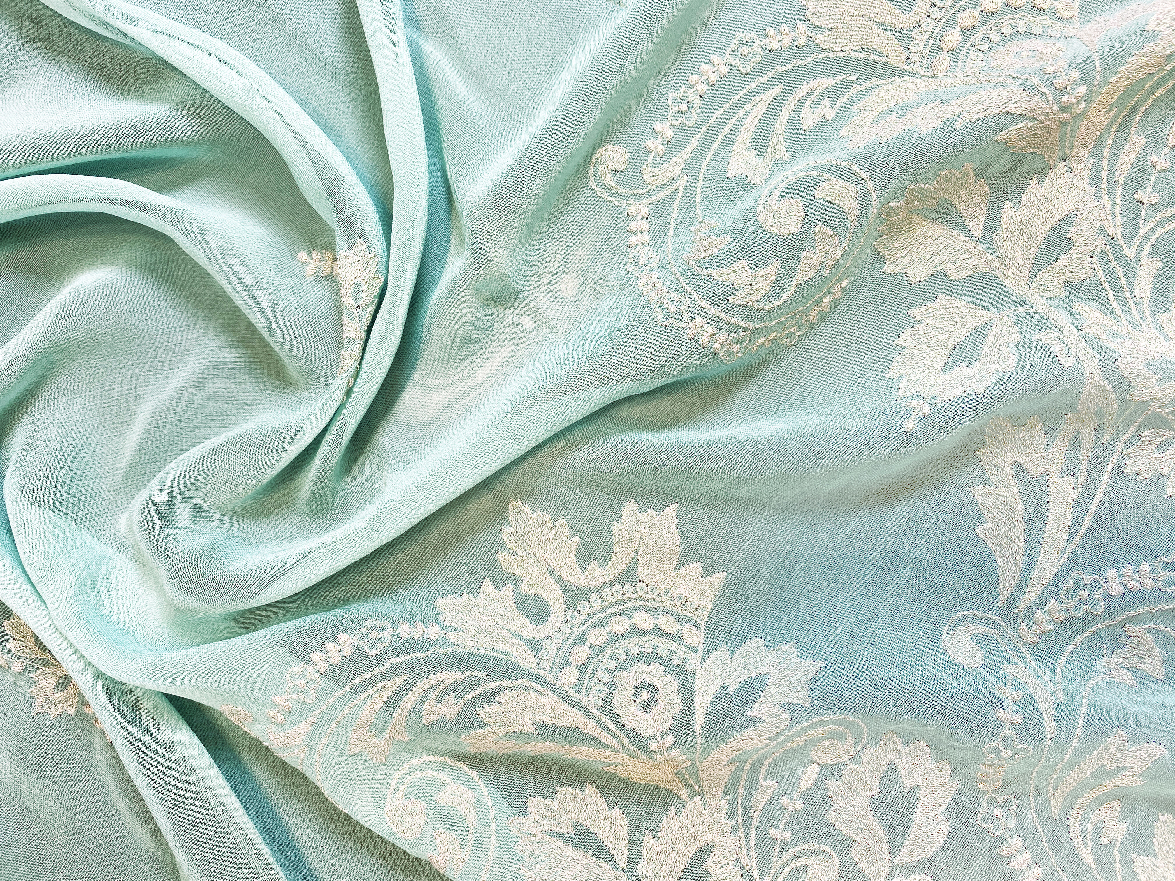 Bestickter Seidenchiffon