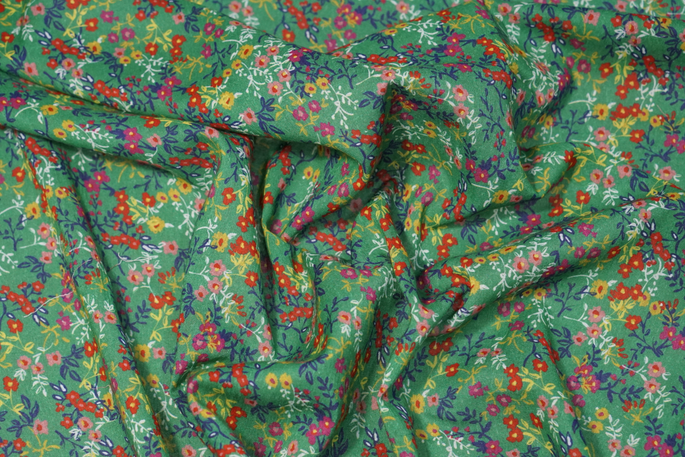 Feine Baumwolle - Streublumen auf grün