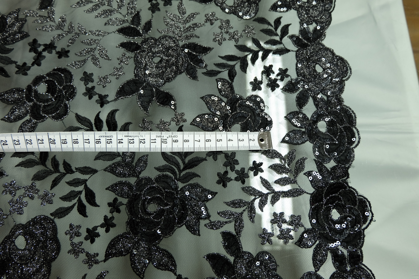 Schwarze Rosenspitze mit Pailletten und Lurex