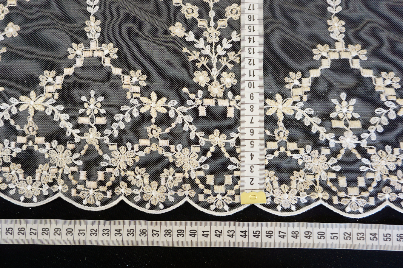 Französische Spitze - geometrisch mit Goldfaden