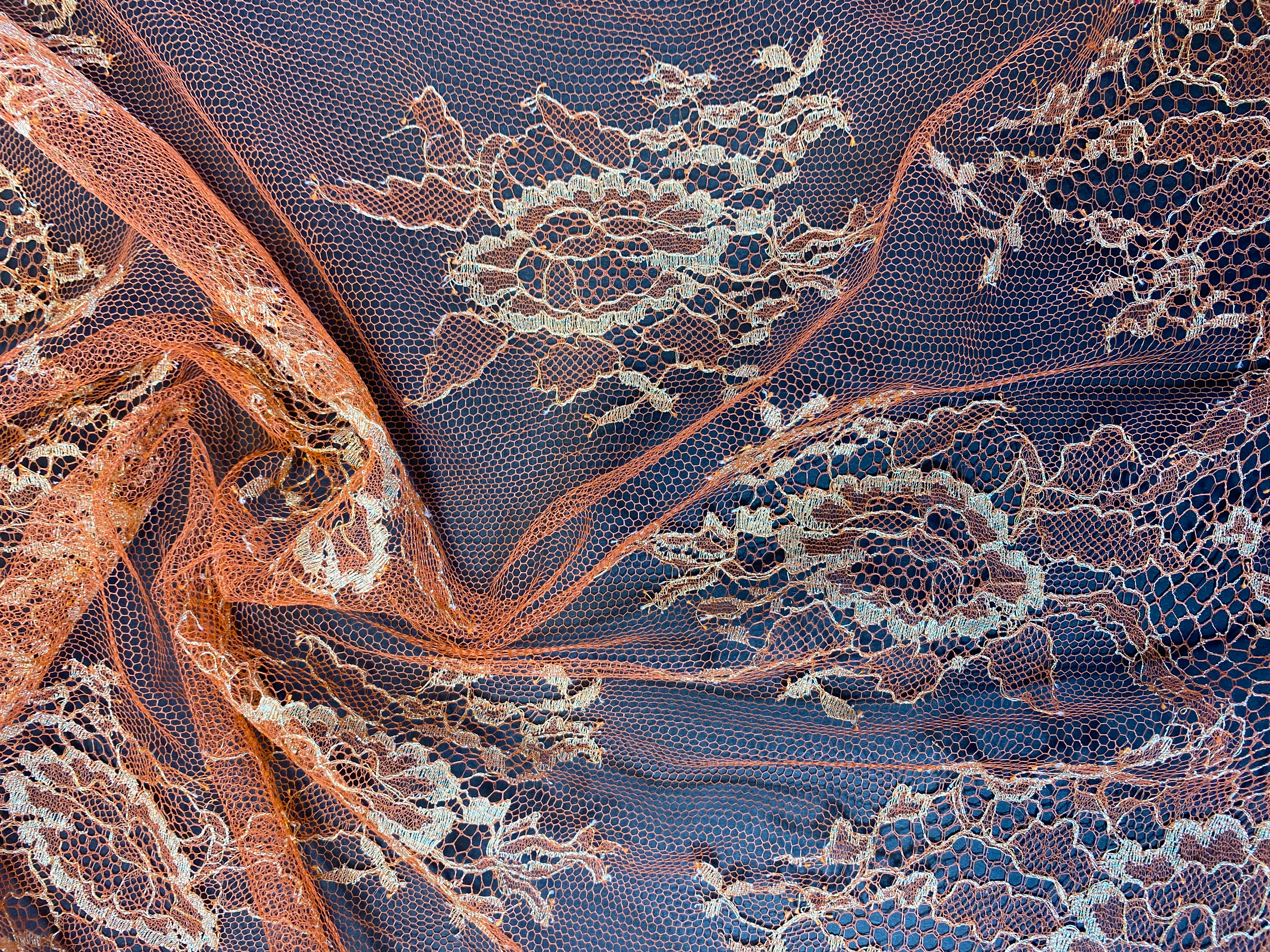 Tüllspitze mit Goldfaden