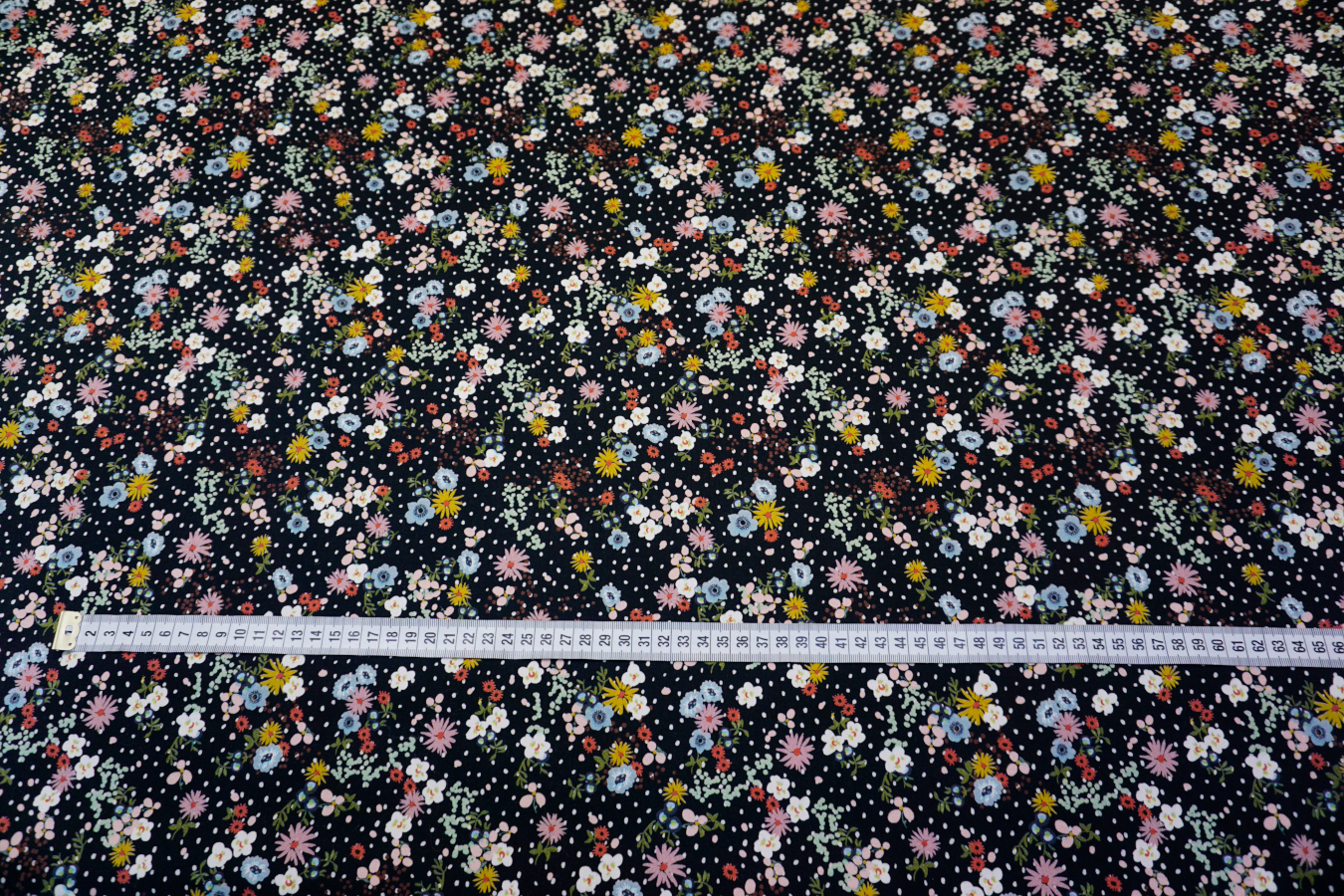 Baumwolle schwarz mit buntem Blütendruck