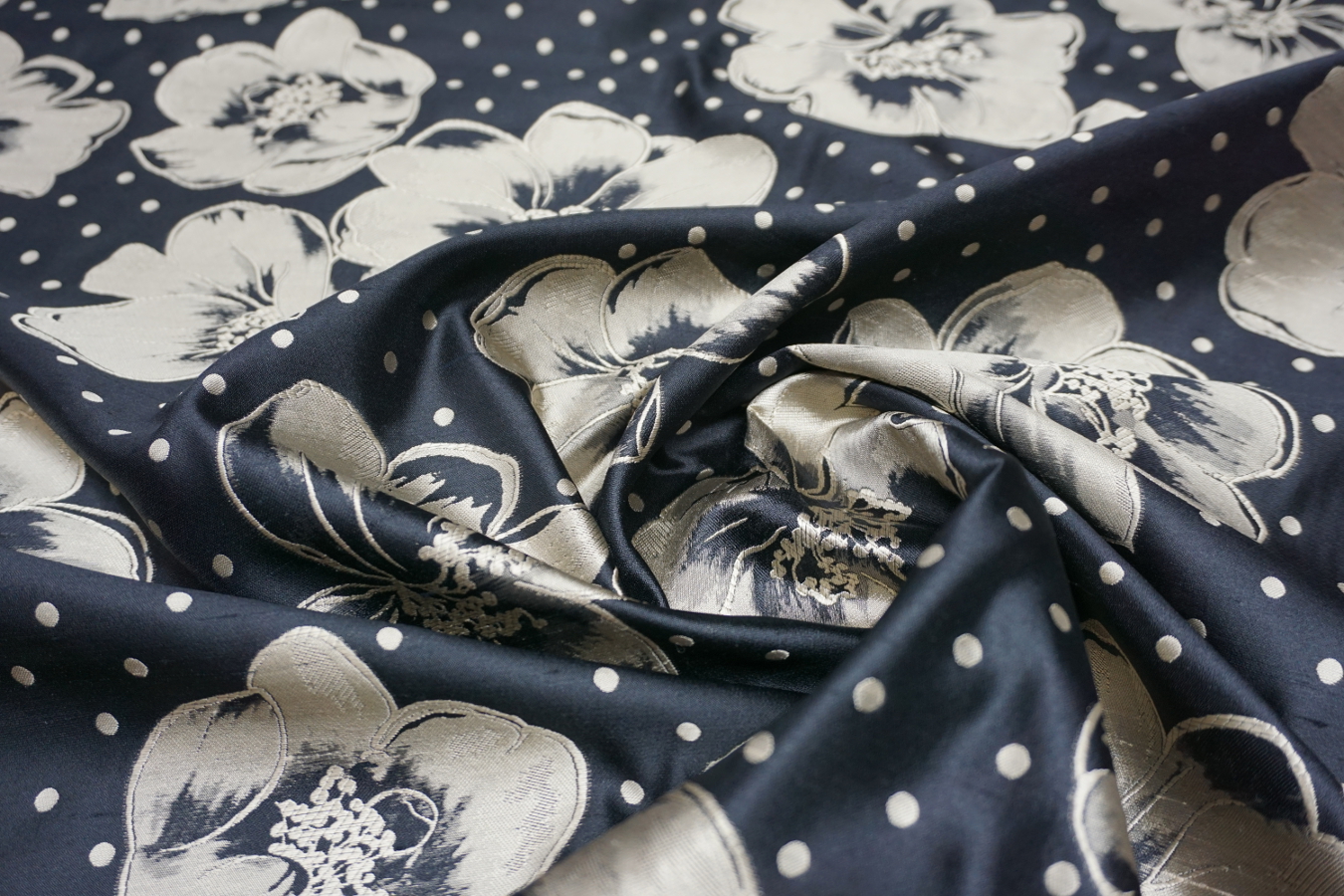 Seide - floral mit Punkten