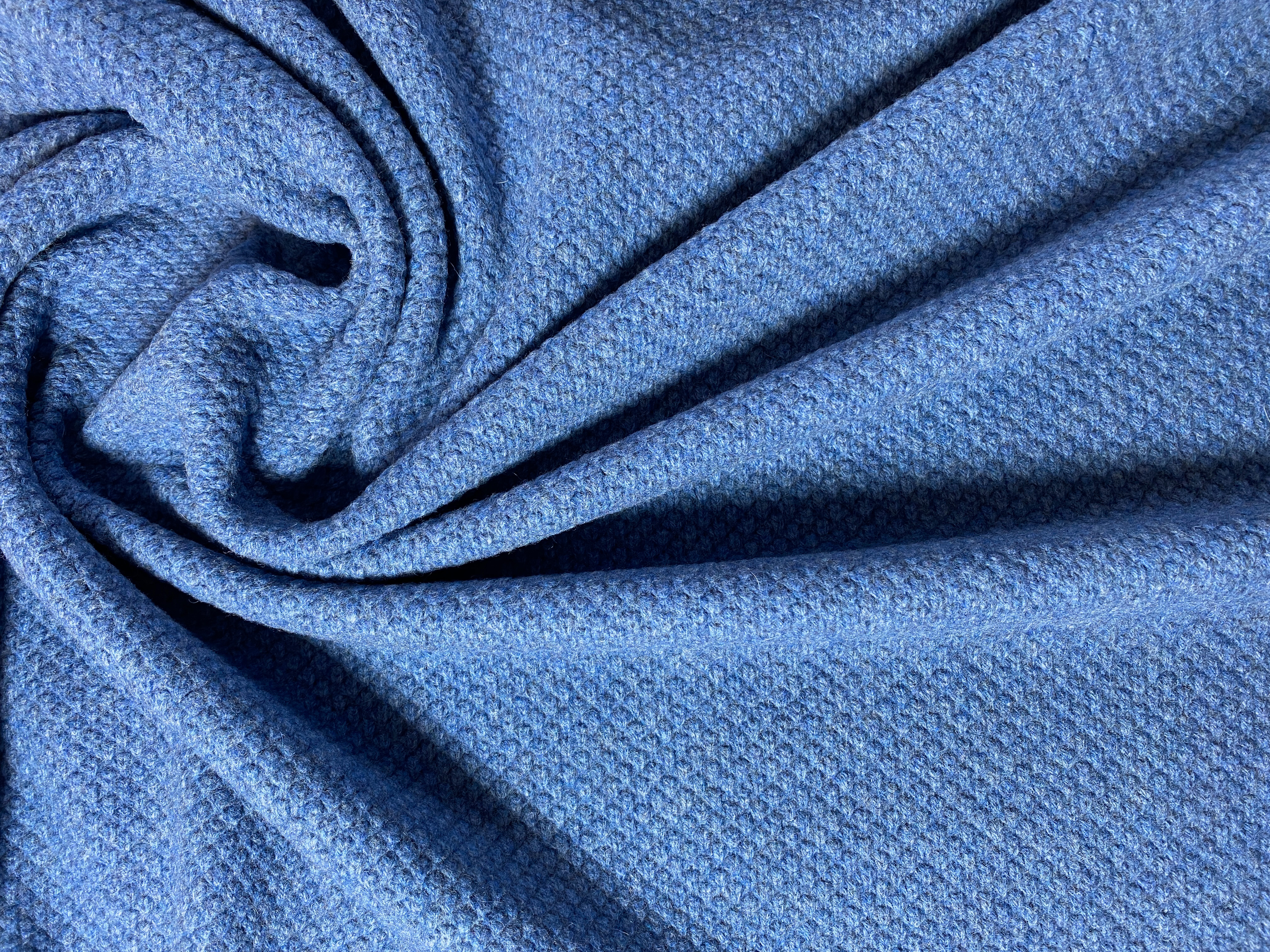 Strickstoff mit Rautenmuster blau