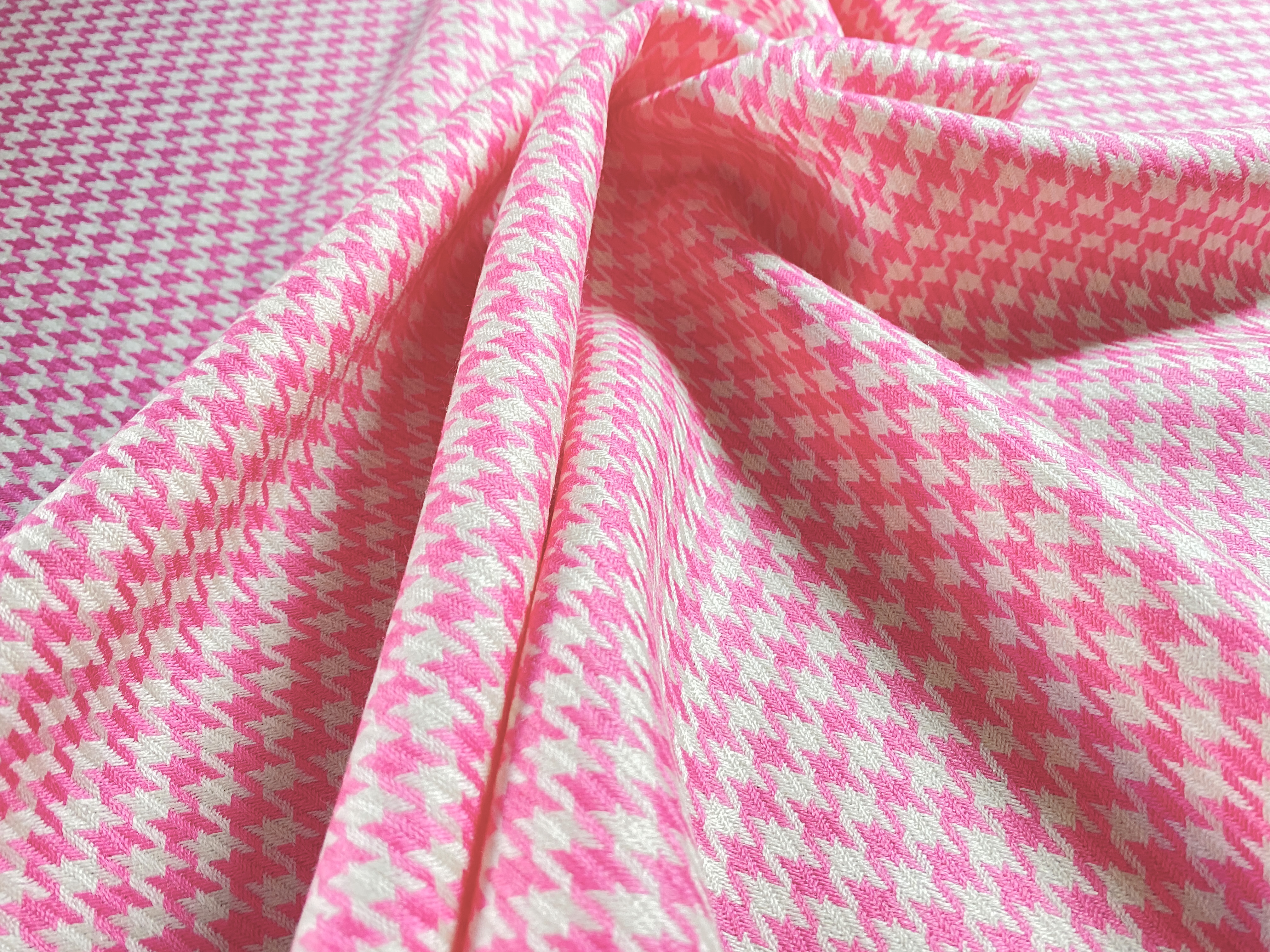 Schurwolle Hahnentritt rosa-weiß