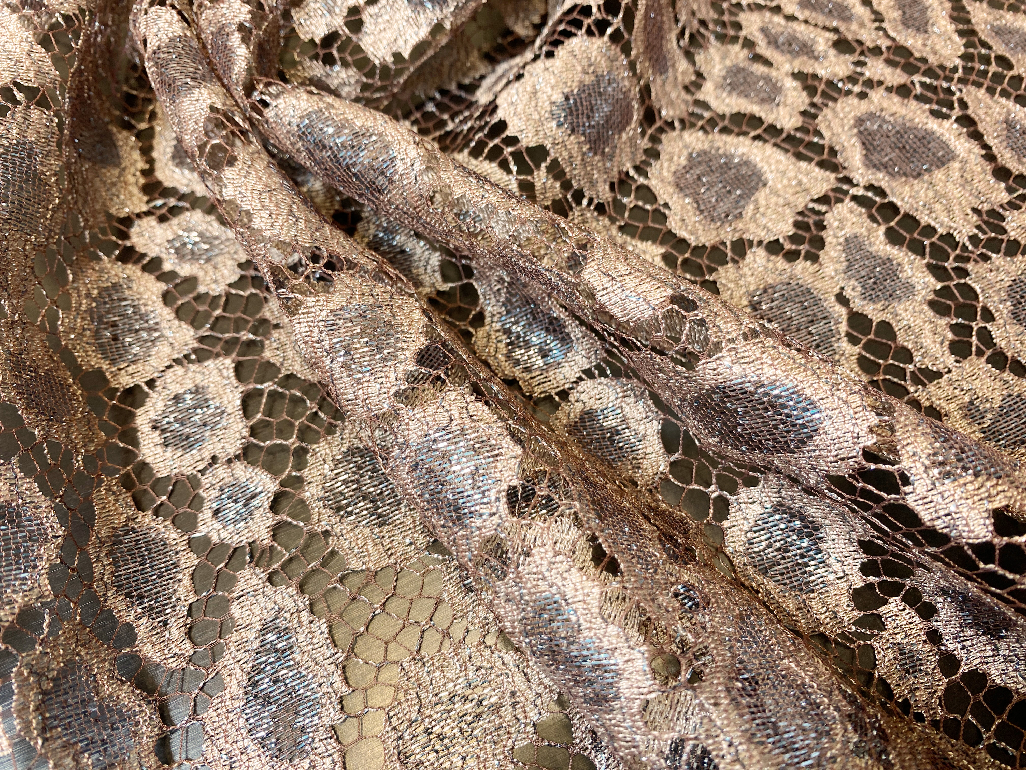 Spitze mit metallic Leomuster