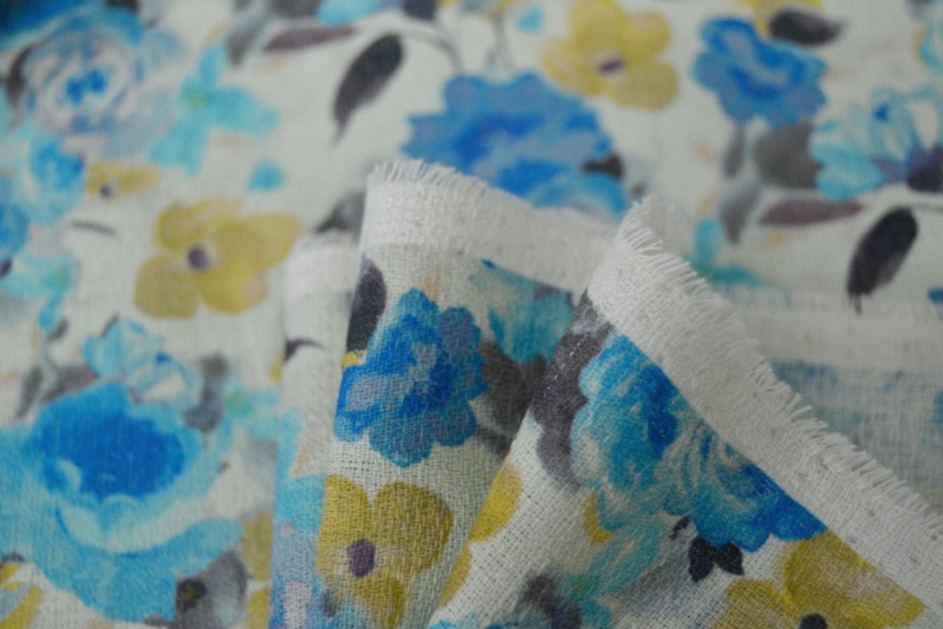 Baumwollcrepe blaue Rosen