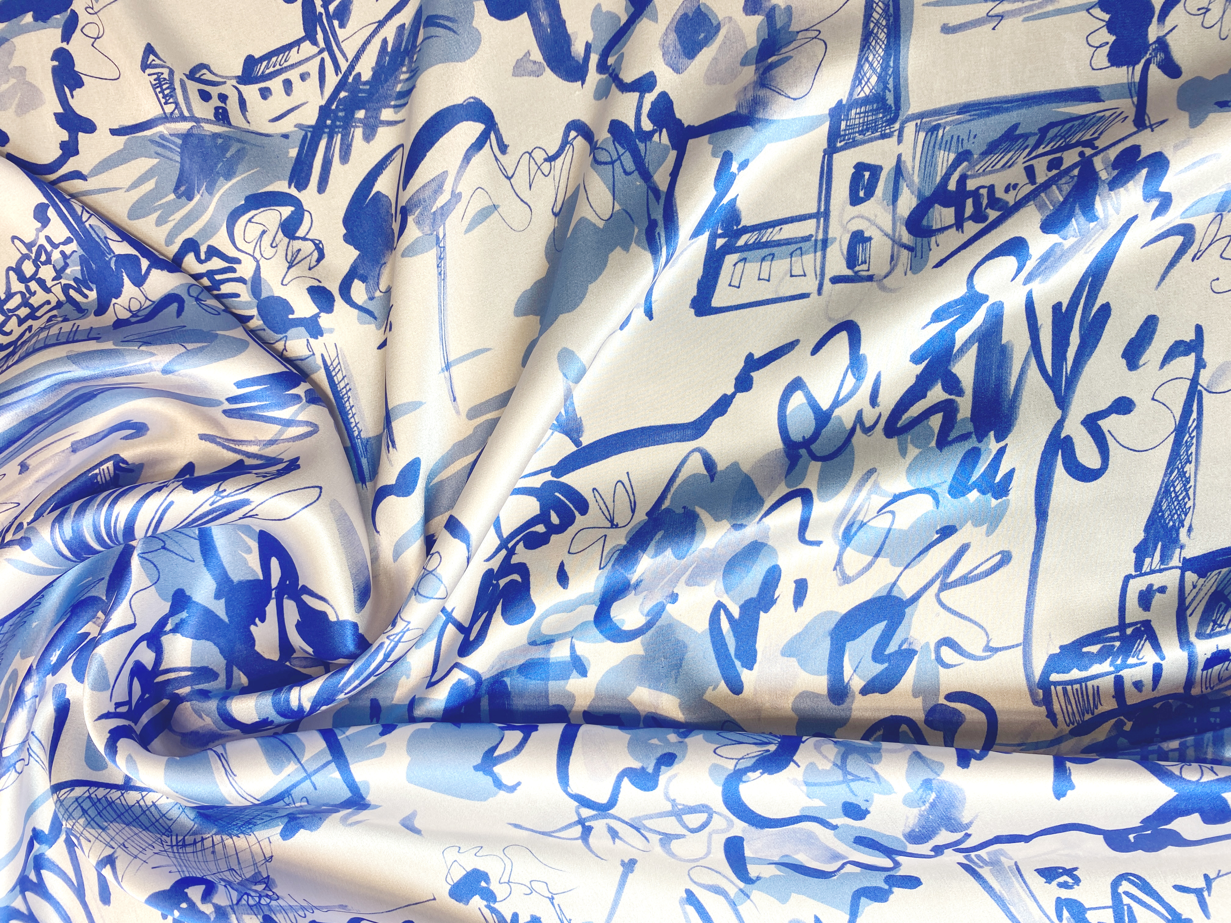 feiner Satin mit blauen Zeichnungen auf weiß