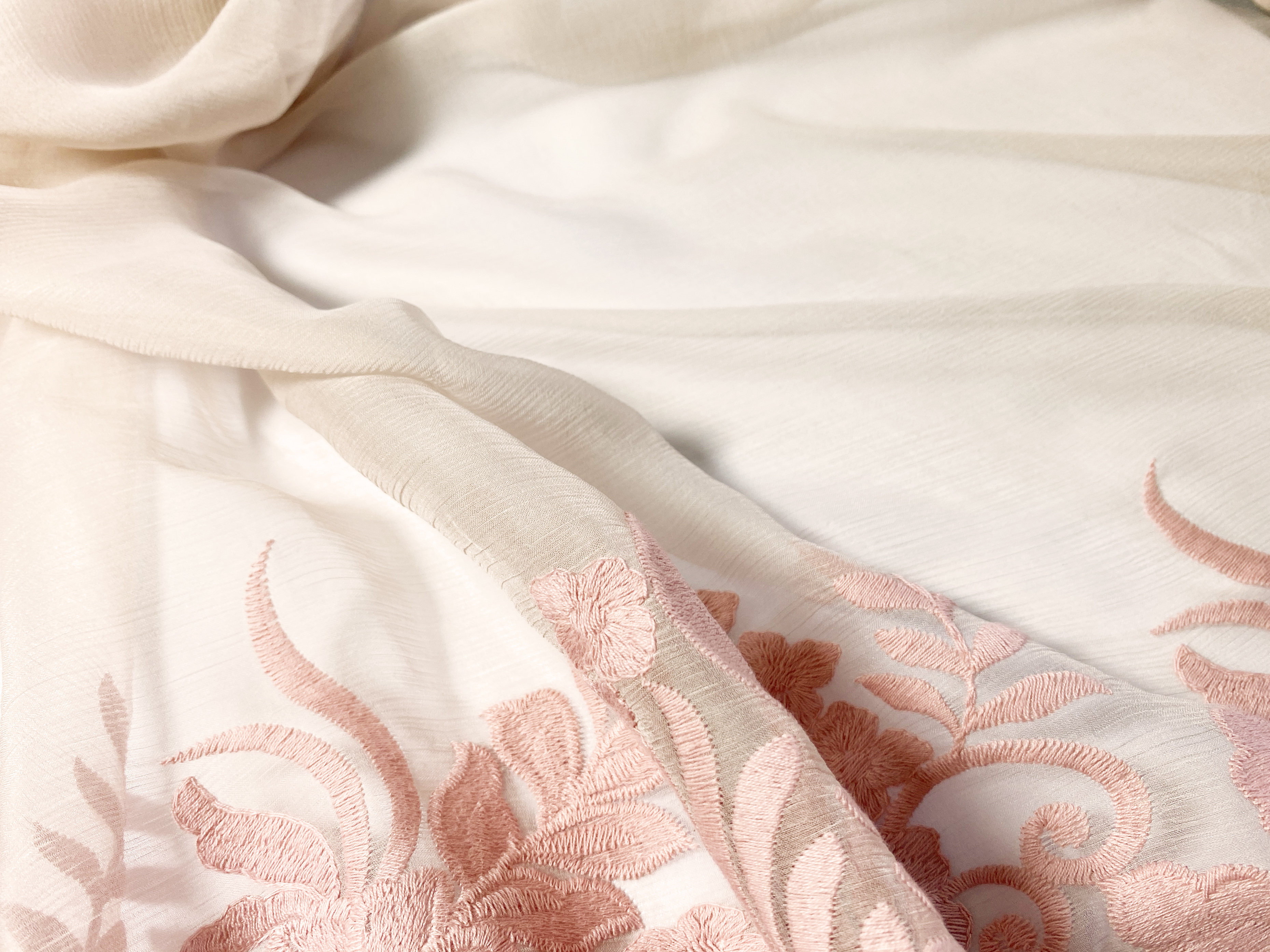 bestickter Seidenchiffon puderfarben