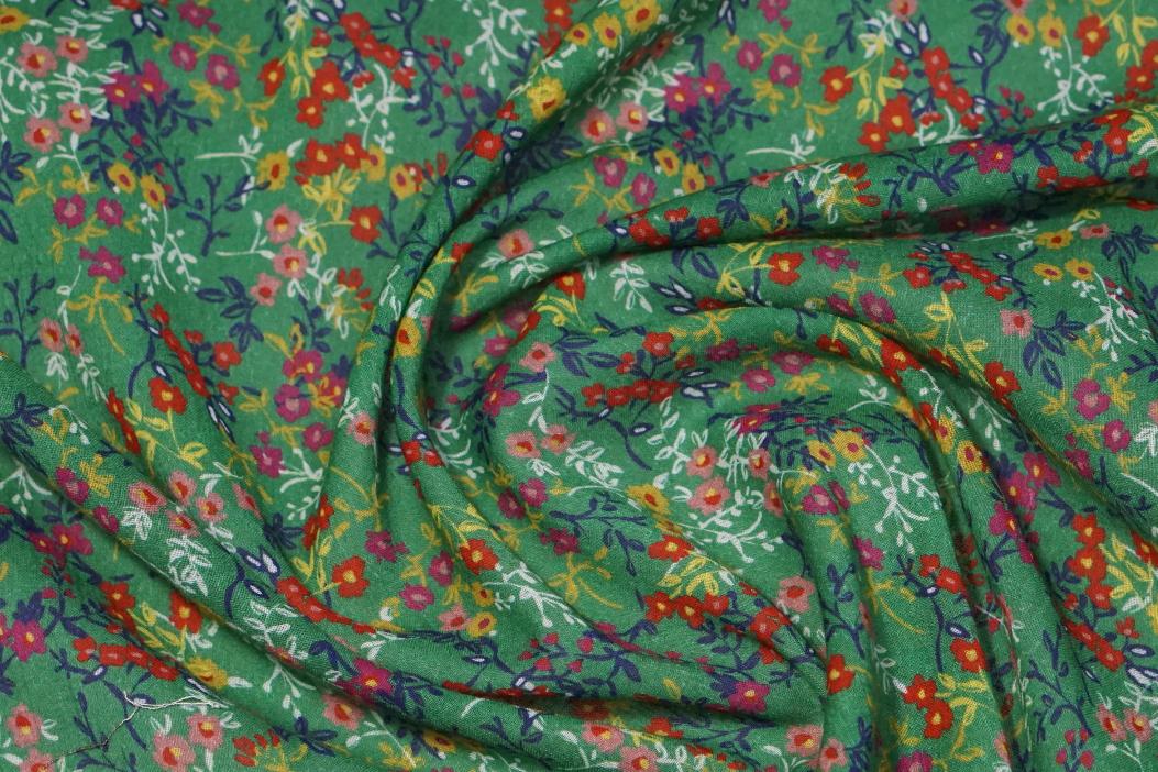 Feine Baumwolle - Streublumen auf grün