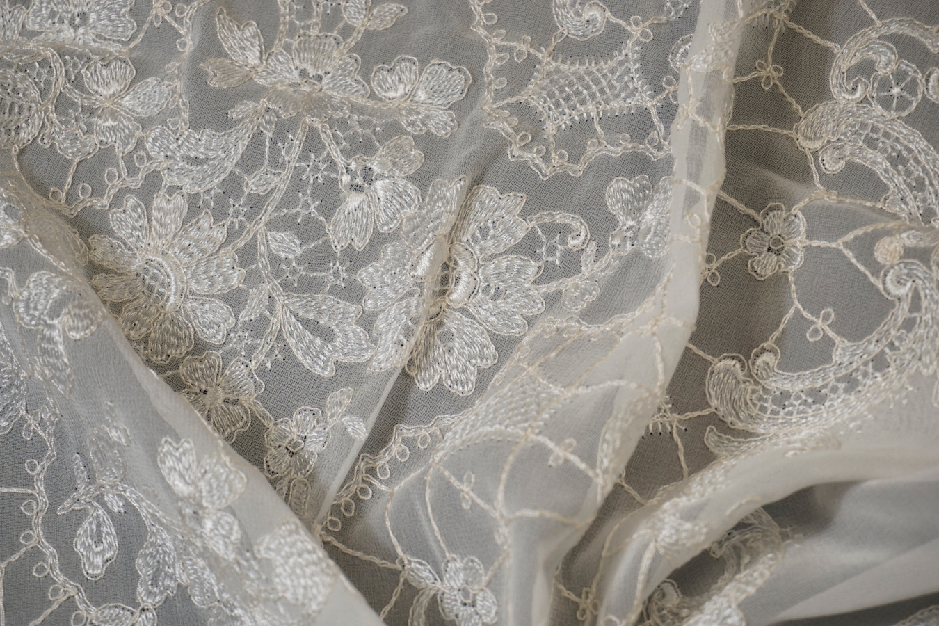 Bordürenware- feiner bestickter Seidencrepe