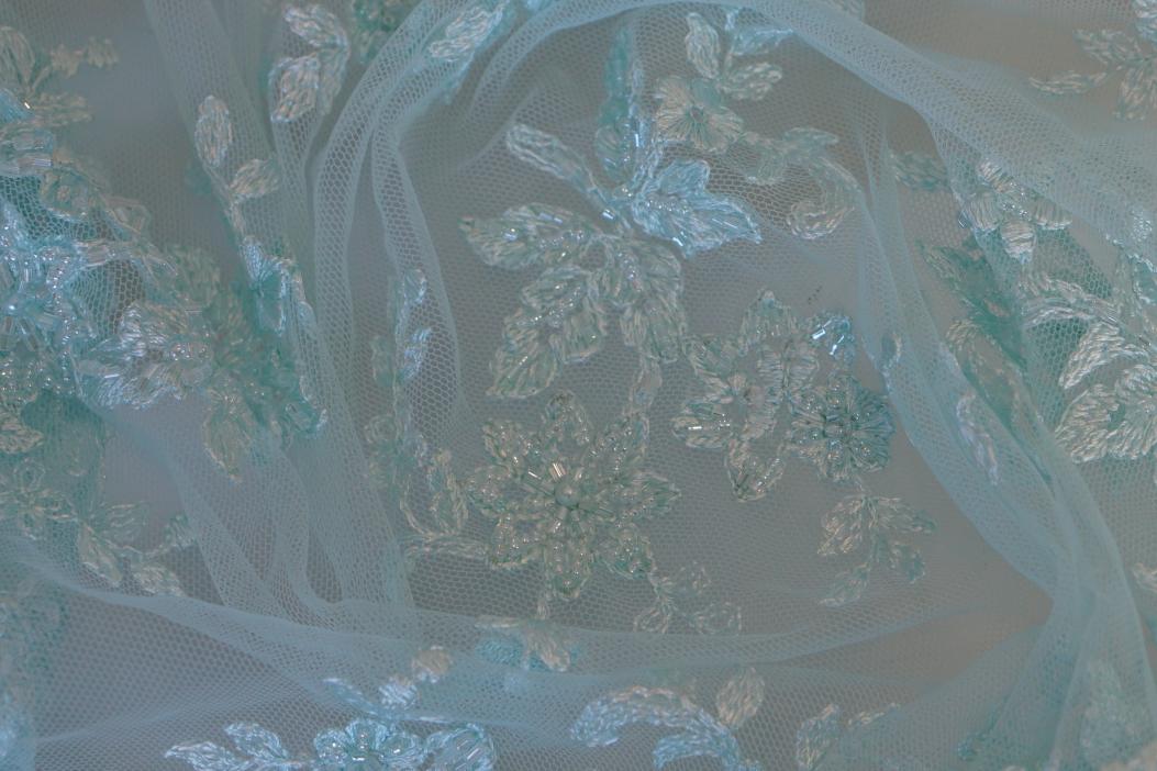 Bestickte Spitze - eisblau